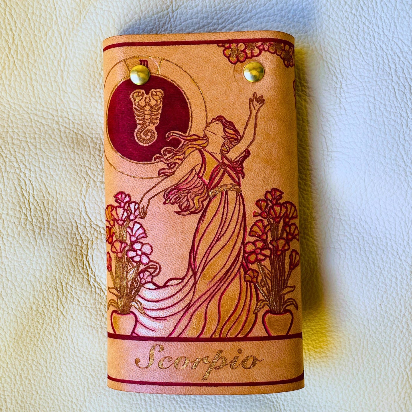 SteamVoyage - portachiavi in cuoio inciso al laser e dipinto a mano con immagini ispirate ai segni zodiacali e ai relativi miti greci e romani - scorpione rosso chiuso