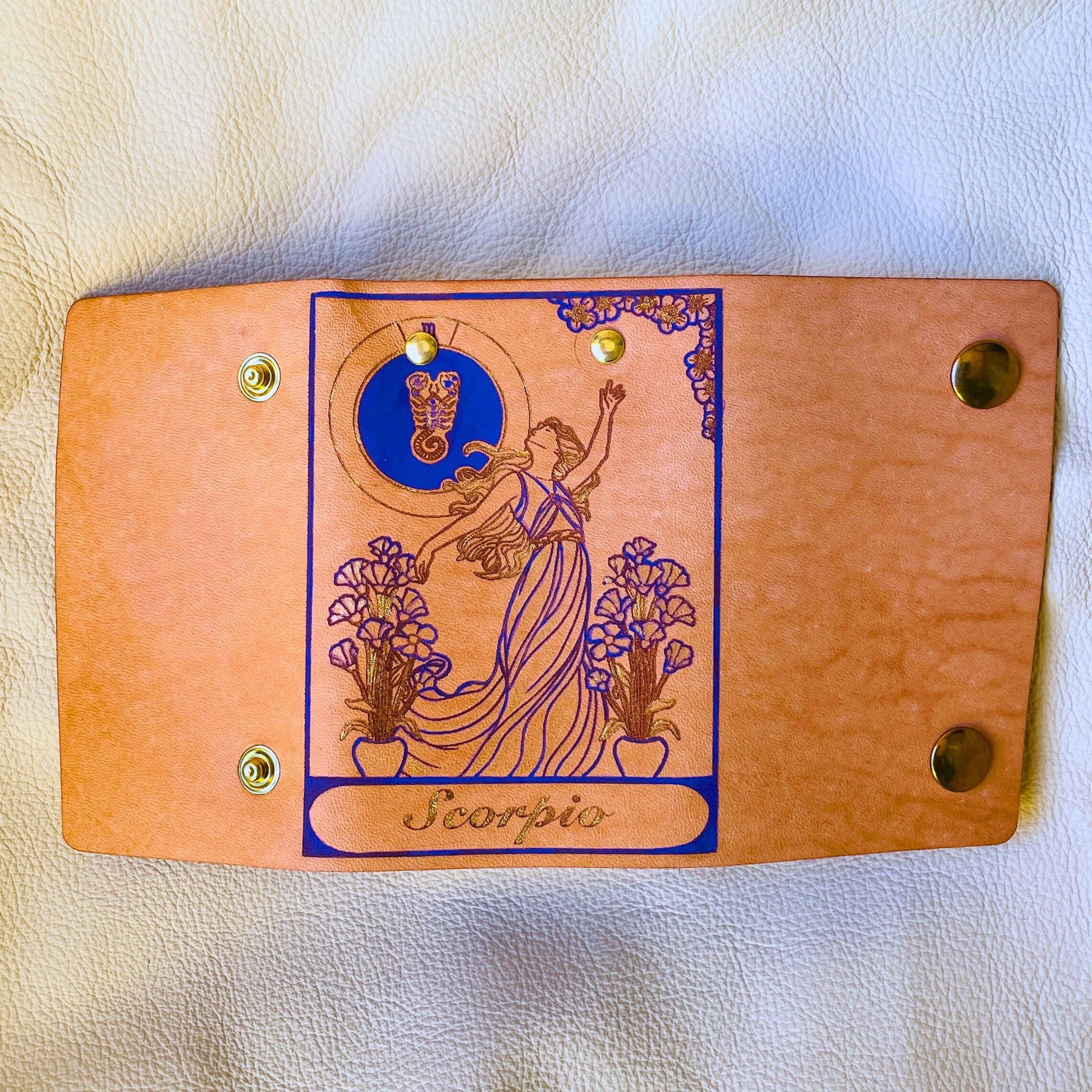 SteamVoyage - portachiavi in cuoio inciso al laser e dipinto a mano con immagini ispirate ai segni zodiacali e ai relativi miti greci e romani - scorpione viola aperto