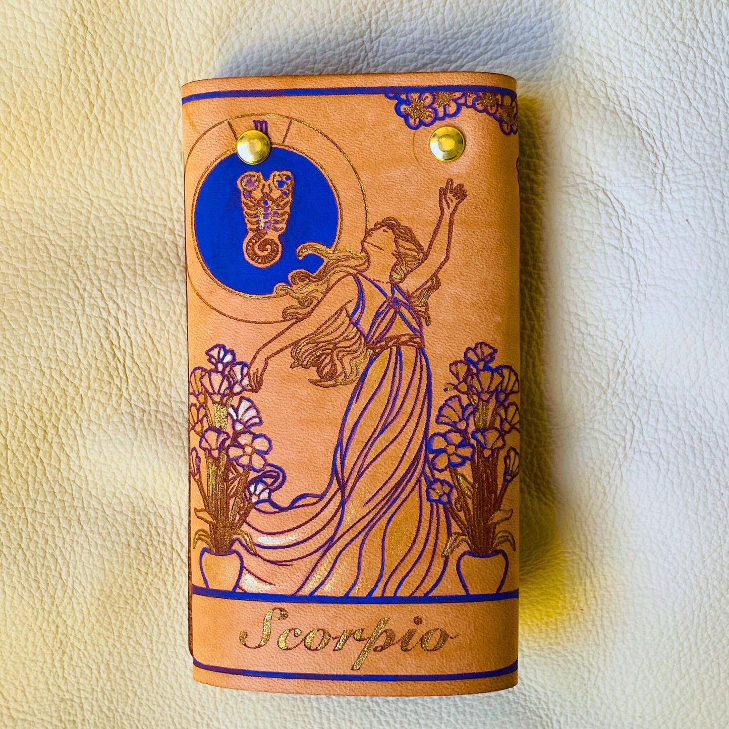 SteamVoyage - portachiavi in cuoio inciso al laser e dipinto a mano con immagini ispirate ai segni zodiacali e ai relativi miti greci e romani - scorpione viola chiuso