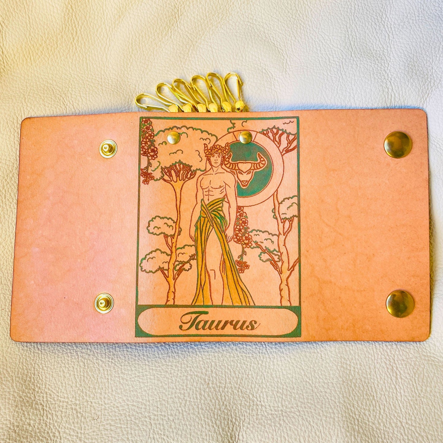 SteamVoyage - portachiavi in cuoio inciso al laser e dipinto a mano con immagini ispirate ai segni zodiacali e ai relativi miti greci e romani - toro verde chiaro aperto