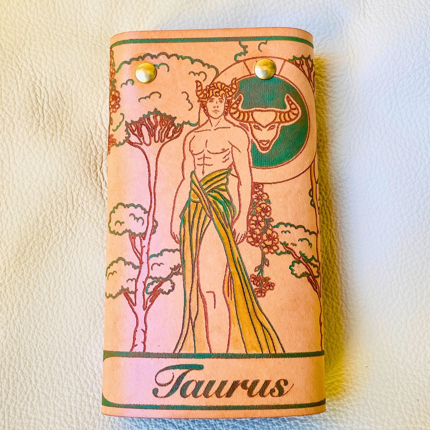SteamVoyage - portachiavi in cuoio inciso al laser e dipinto a mano con immagini ispirate ai segni zodiacali e ai relativi miti greci e romani - toro verde chiaro chiuso