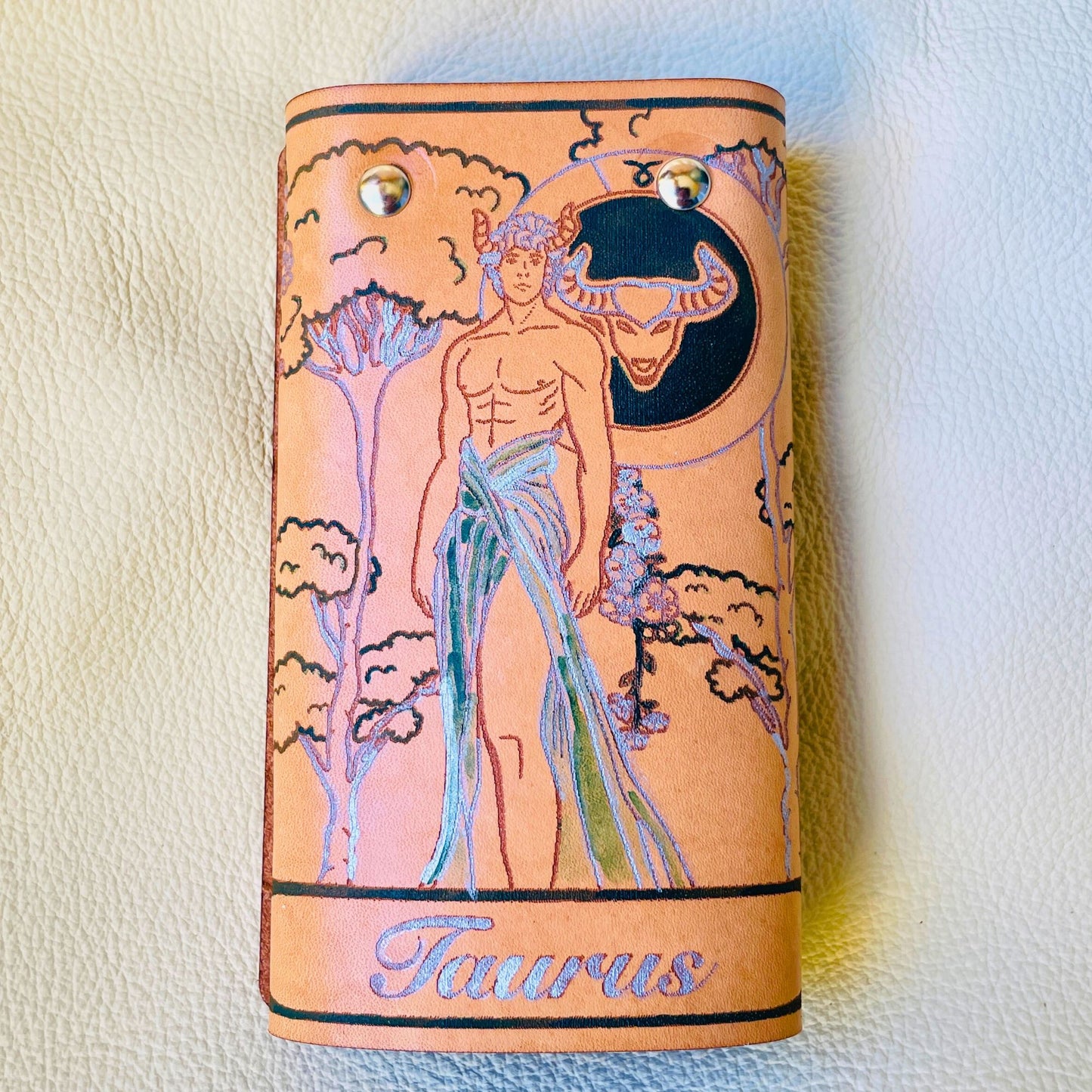 SteamVoyage - portachiavi in cuoio inciso al laser e dipinto a mano con immagini ispirate ai segni zodiacali e ai relativi miti greci e romani - toro verde chiuso