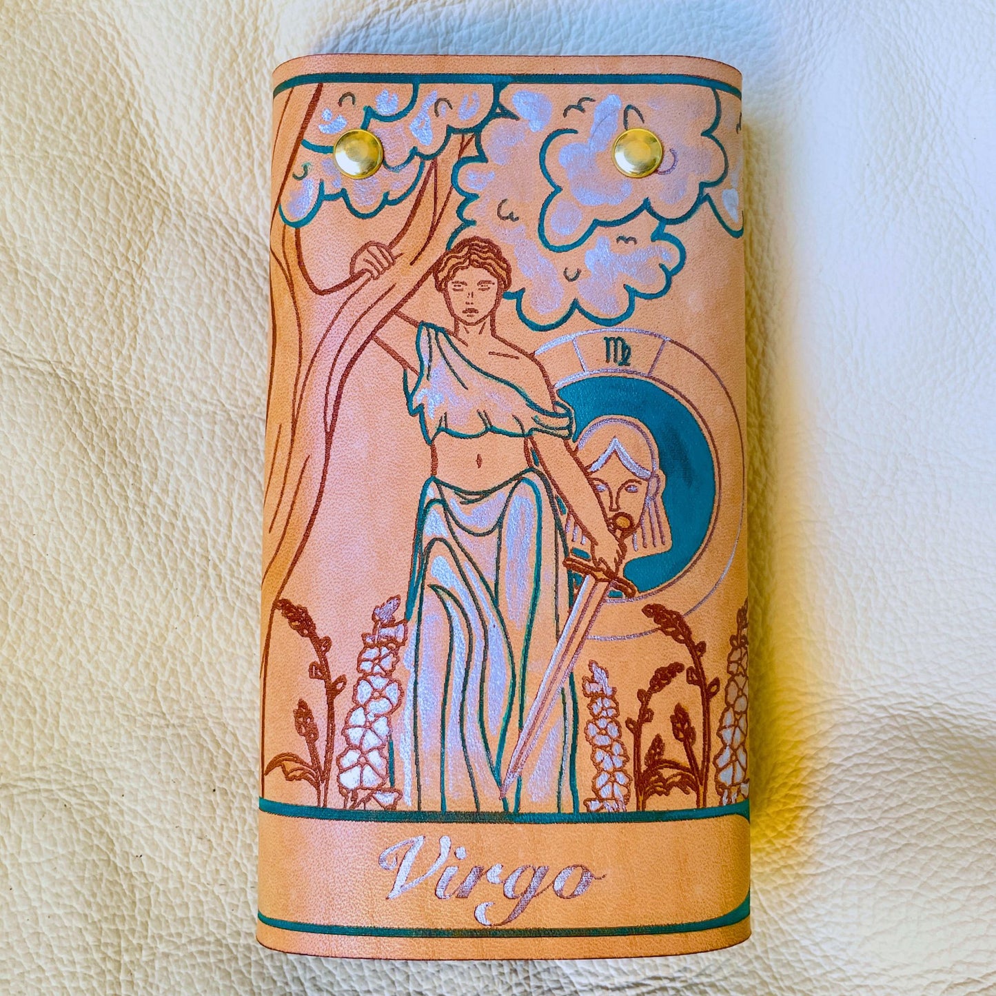 SteamVoyage - portachiavi in cuoio inciso al laser e dipinto a mano con immagini ispirate ai segni zodiacali e ai relativi miti greci e romani - vergine azzurro chiuso