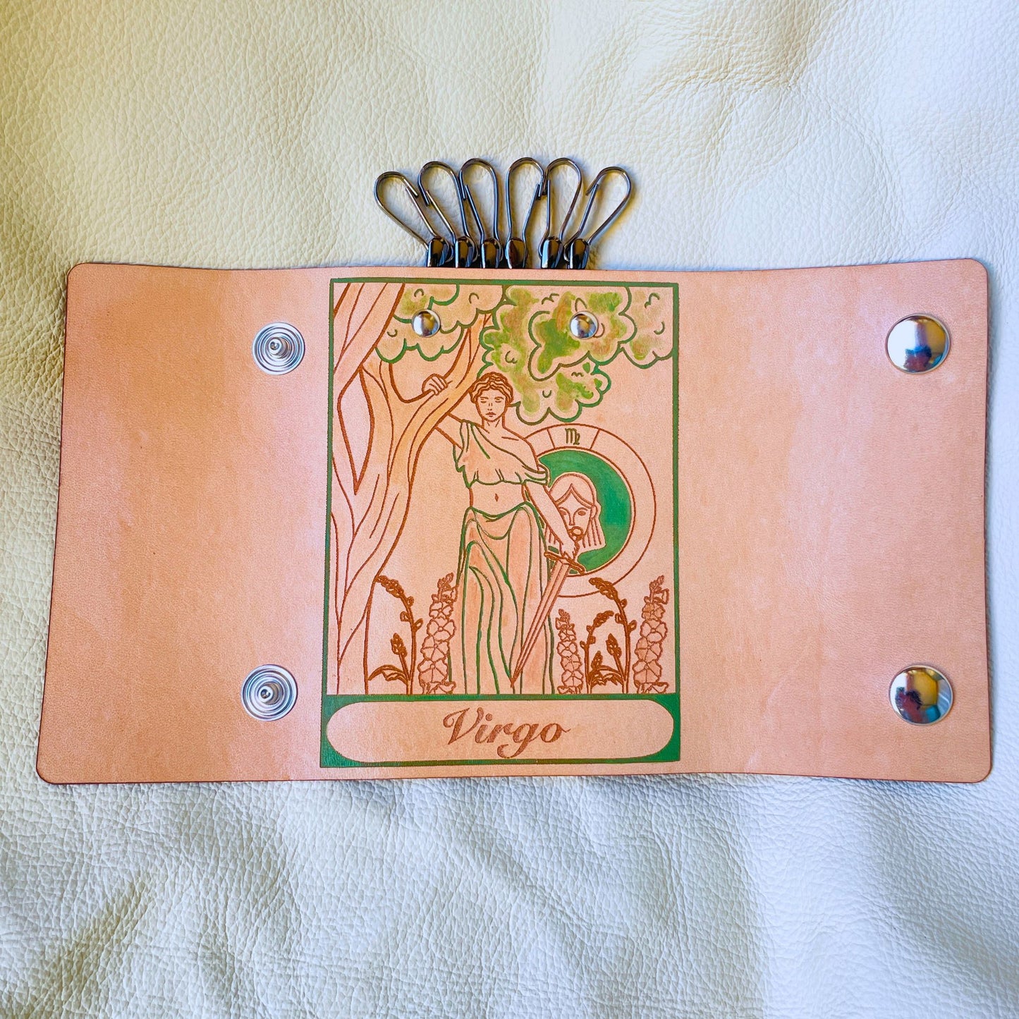 SteamVoyage - portachiavi in cuoio inciso al laser e dipinto a mano con immagini ispirate ai segni zodiacali e ai relativi miti greci e romani - vergine verde aperto