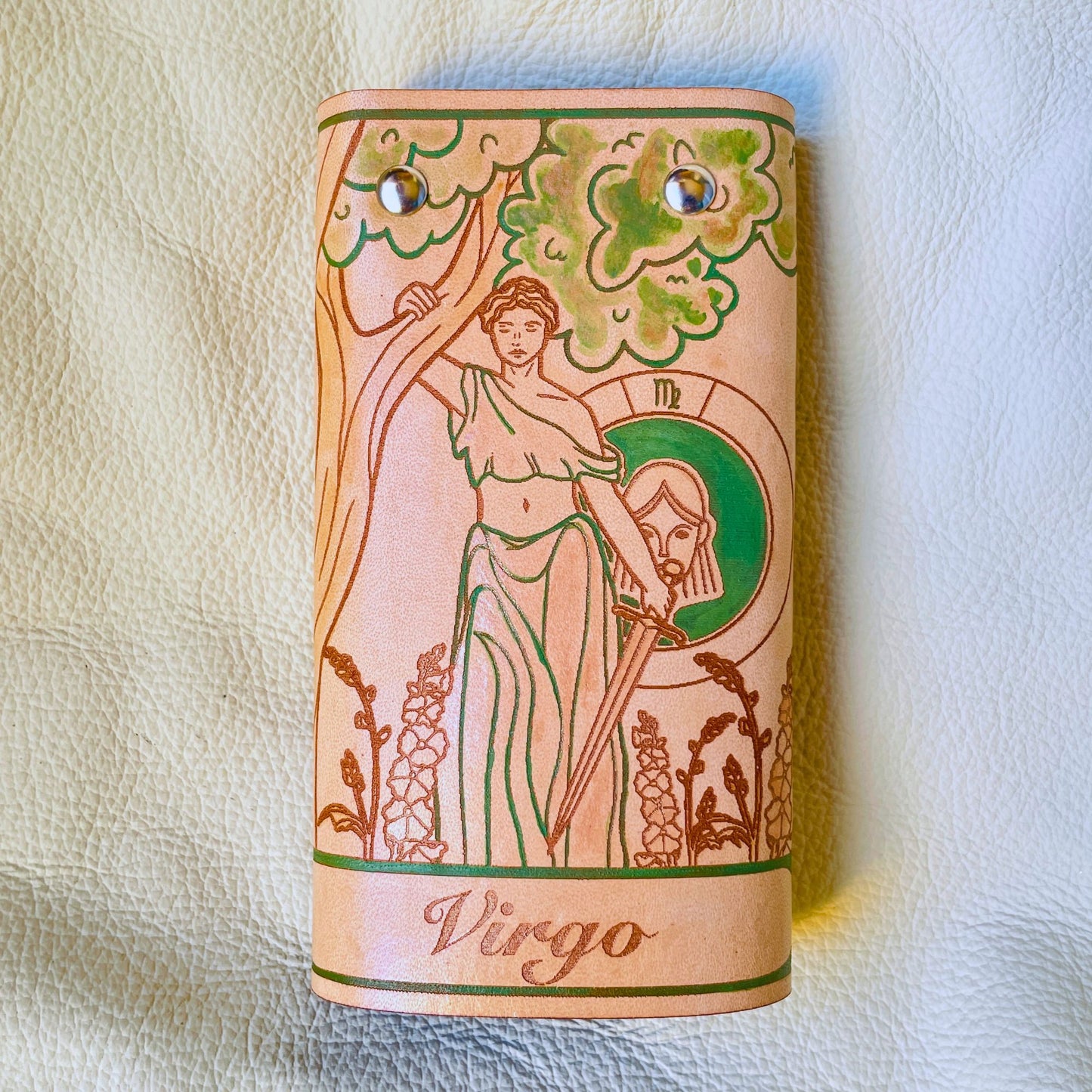 SteamVoyage - portachiavi in cuoio inciso al laser e dipinto a mano con immagini ispirate ai segni zodiacali e ai relativi miti greci e romani - vergine verde chiuso