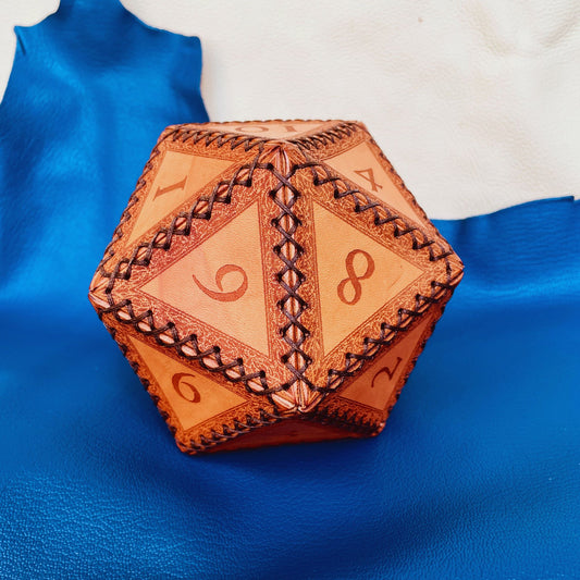 SteamVoyage - portadadi a forma di 20 in cuoio inciso a laser e cucito a mano perfetto anche come lancia dadi. Il porta dadi d20 contiene più di 100 dadi e può essere anch'esso utilizzato come un dado a venti facce