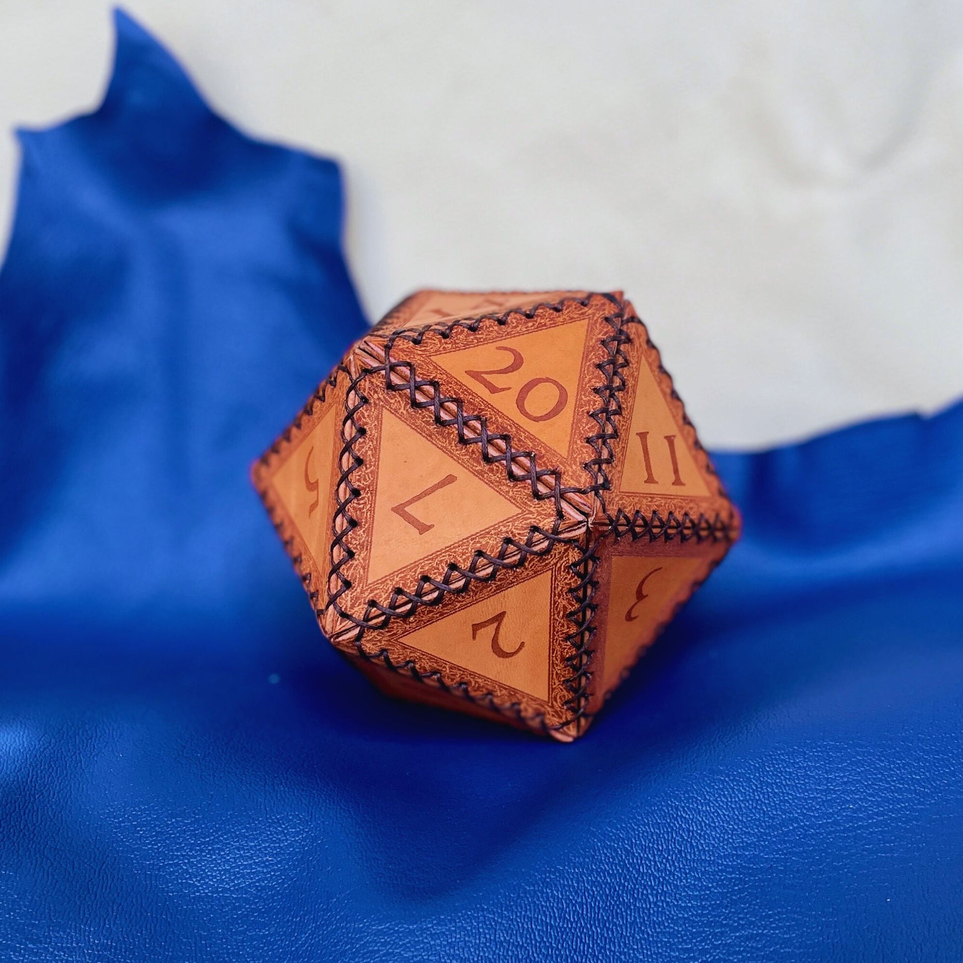 SteamVoyage - portadadi a forma di 20 in cuoio inciso a laser e cucito a mano perfetto anche come lancia dadi. Il porta dadi d20 contiene più di 100 dadi e può essere anch'esso utilizzato come un dado a venti facce