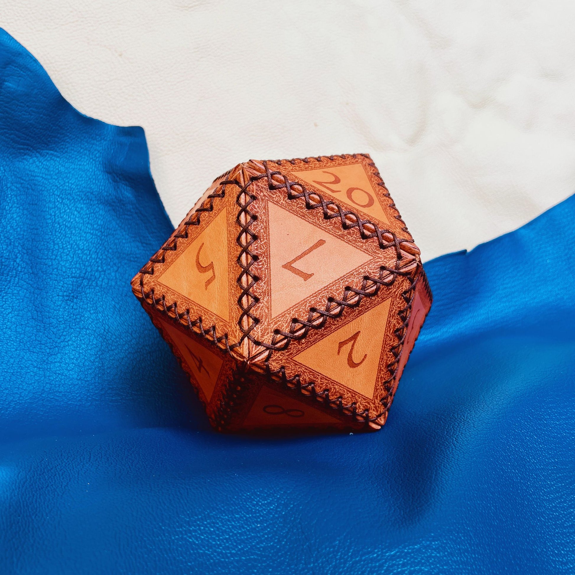 SteamVoyage - portadadi a forma di 20 in cuoio inciso a laser e cucito a mano perfetto anche come lancia dadi. Il porta dadi d20 contiene più di 100 dadi e può essere anch'esso utilizzato come un dado a venti facce