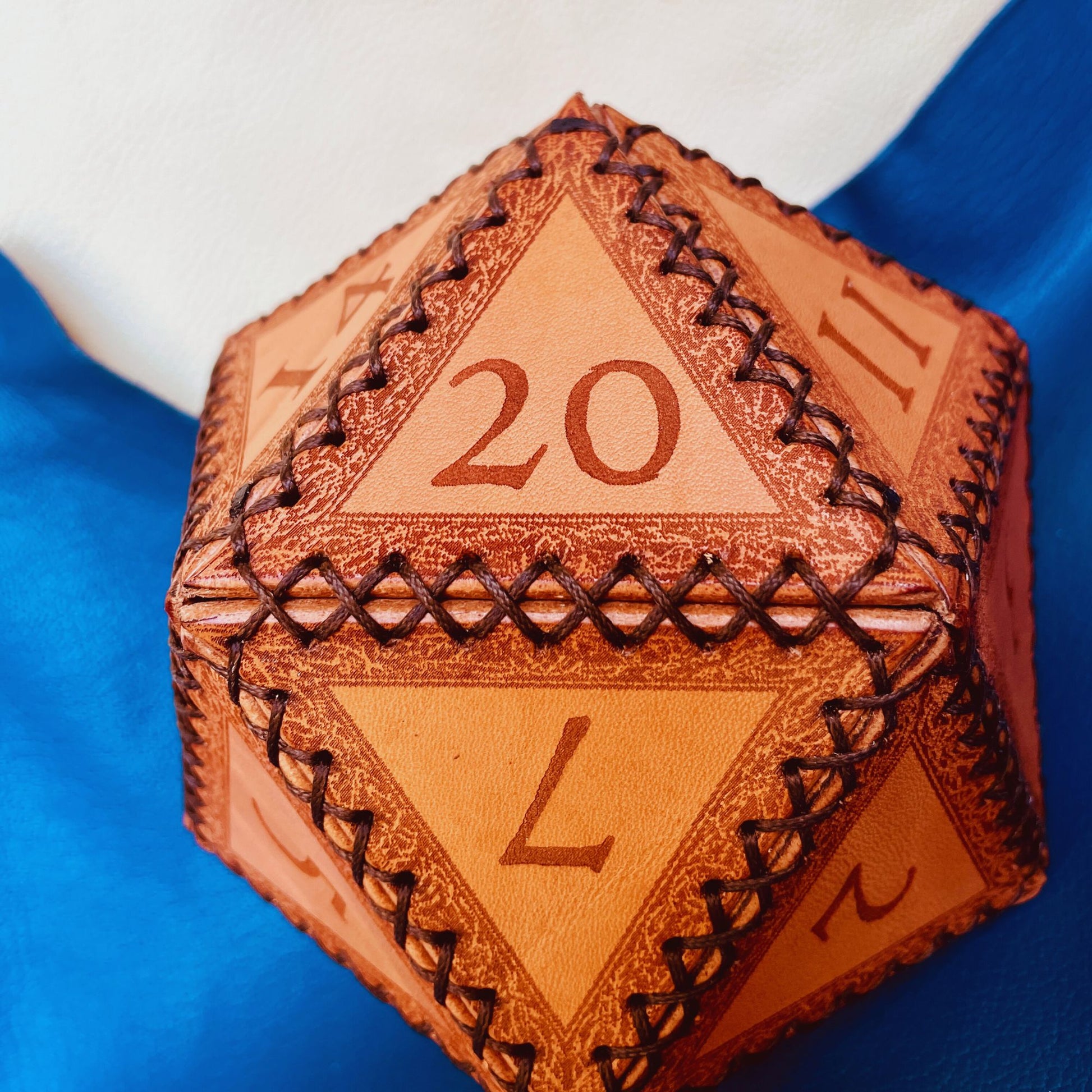 SteamVoyage - portadadi a forma di 20 in cuoio inciso a laser e cucito a mano perfetto anche come lancia dadi. Il porta dadi d20 contiene più di 100 dadi e può essere anch'esso utilizzato come un dado a venti facce