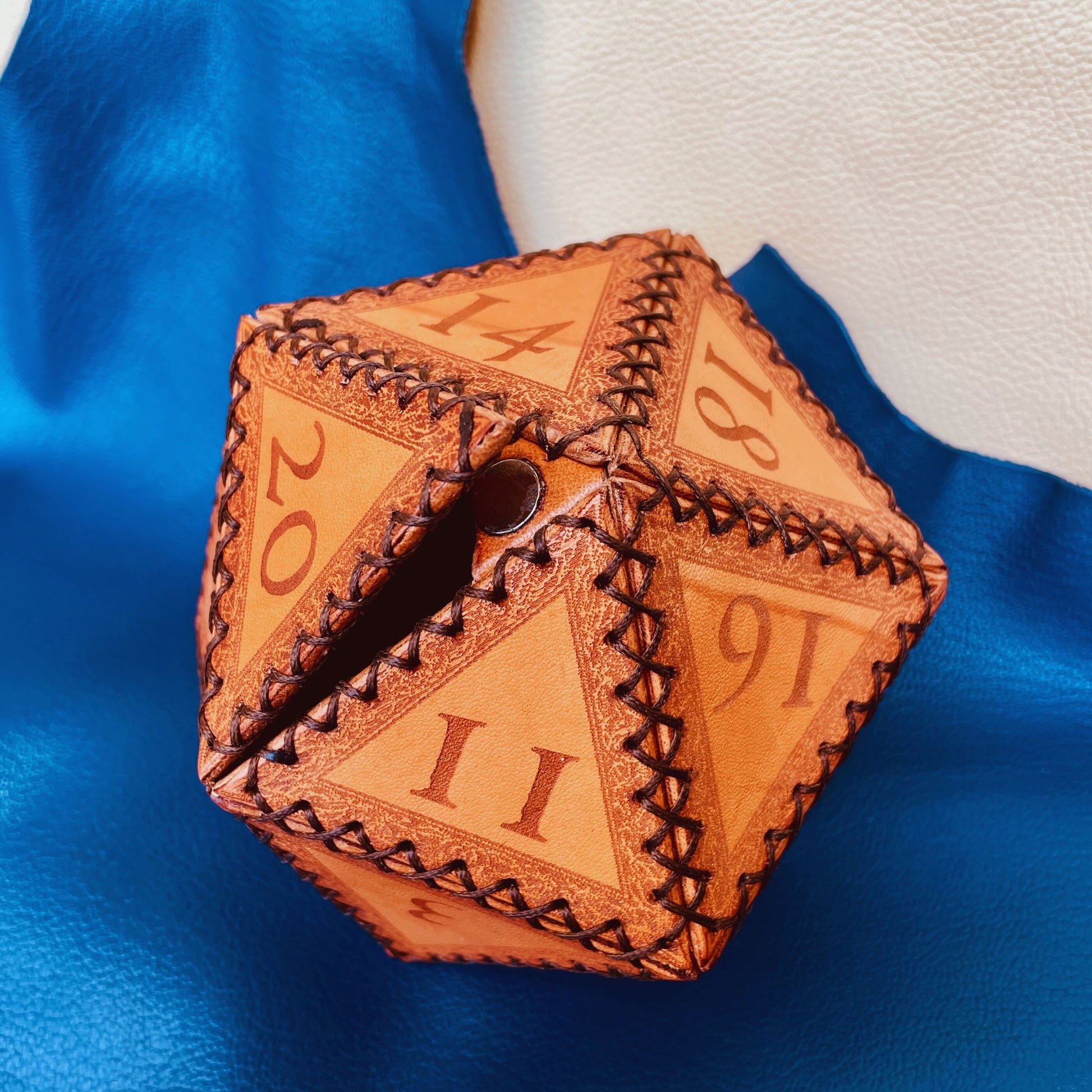 SteamVoyage - portadadi a forma di 20 in cuoio inciso a laser e cucito a mano perfetto anche come lancia dadi. Il porta dadi d20 contiene più di 100 dadi e può essere anch'esso utilizzato come un dado a venti facce