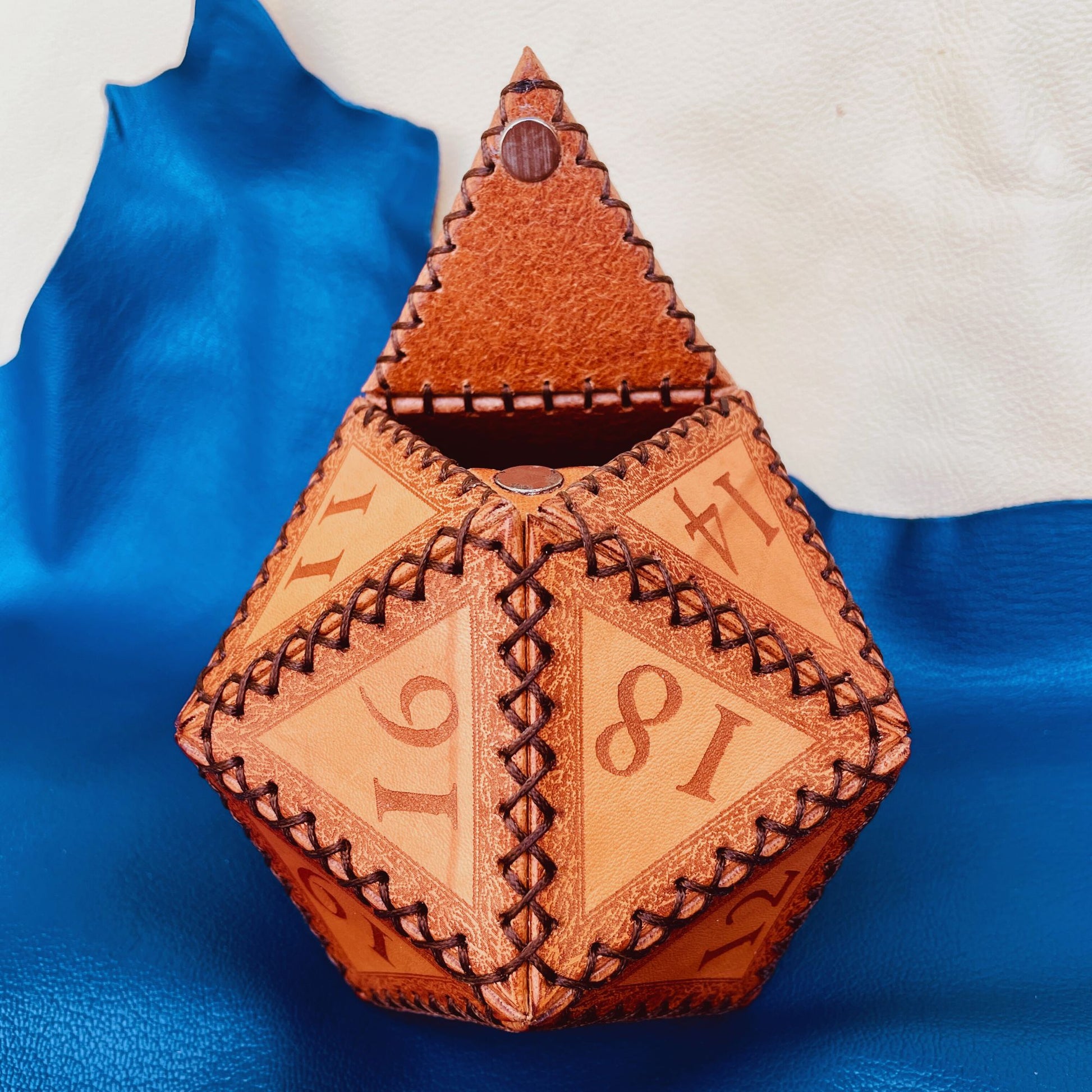 SteamVoyage - portadadi a forma di 20 in cuoio inciso a laser e cucito a mano perfetto anche come lancia dadi. Il porta dadi d20 contiene più di 100 dadi e può essere anch'esso utilizzato come un dado a venti facce