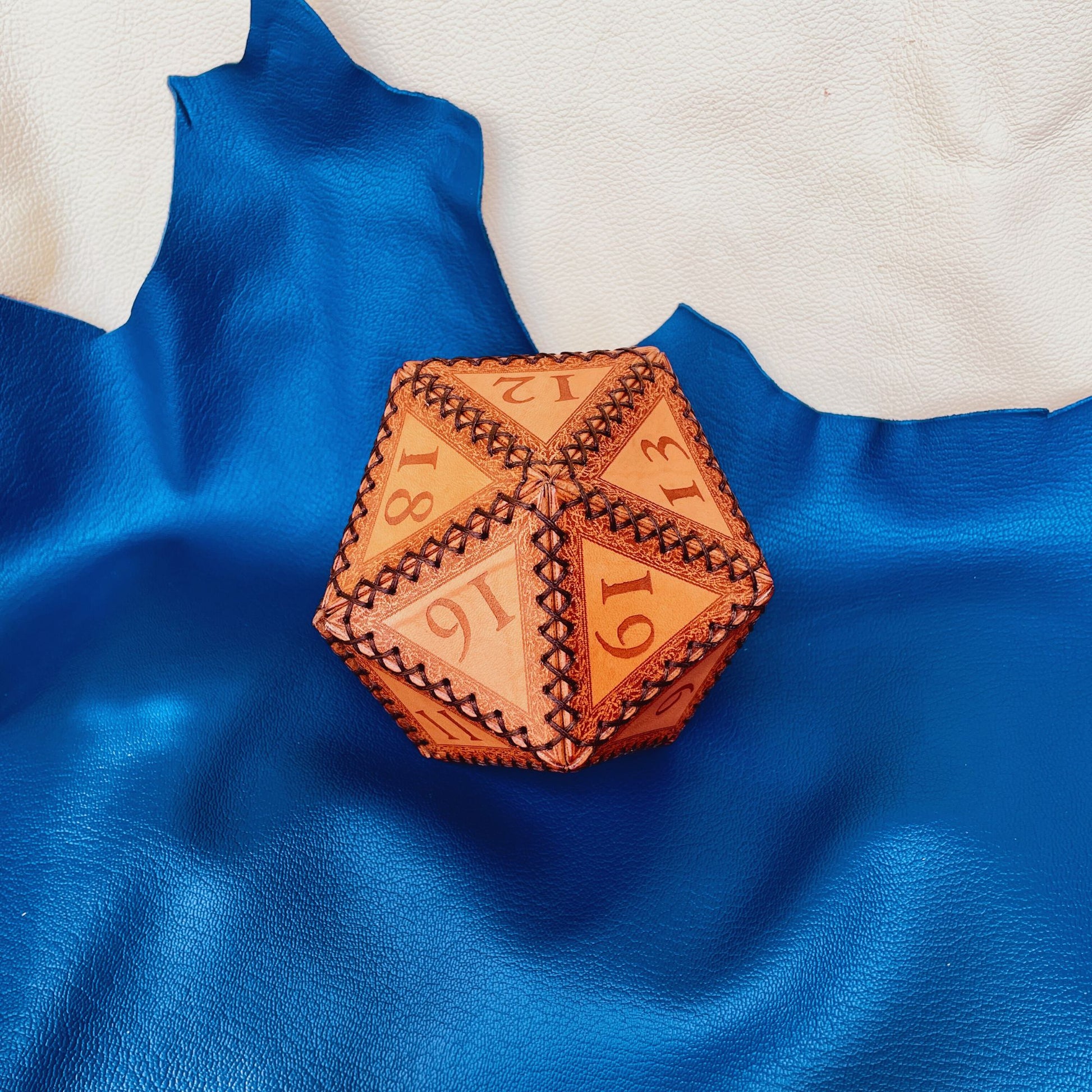 SteamVoyage - portadadi a forma di 20 in cuoio inciso a laser e cucito a mano perfetto anche come lancia dadi. Il porta dadi d20 contiene più di 100 dadi e può essere anch'esso utilizzato come un dado a venti facce