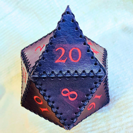 SteamVoyage - porta dadi a forma di dado D20 in cuoio nero con numeri rossi - accessorio artigianale gioco da tavolo