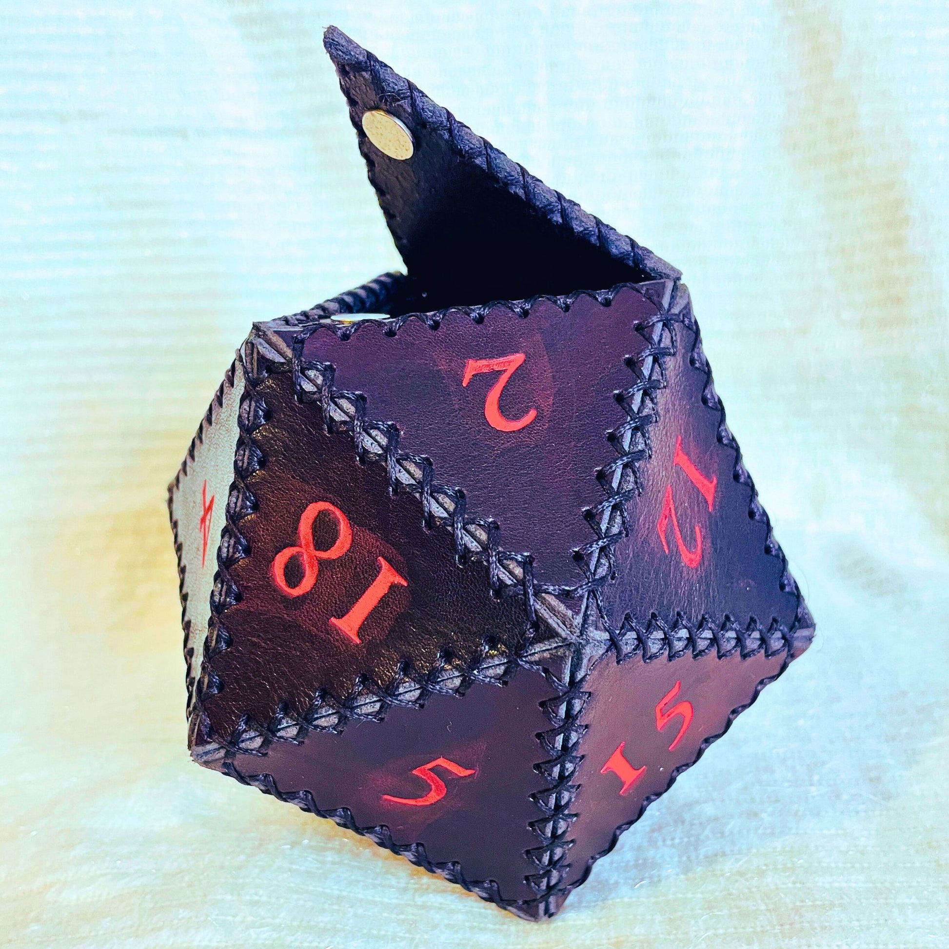 SteamVoyage - porta dadi a forma di dado D20 in cuoio nero con numeri rossi - accessorio artigianale gioco da tavolo