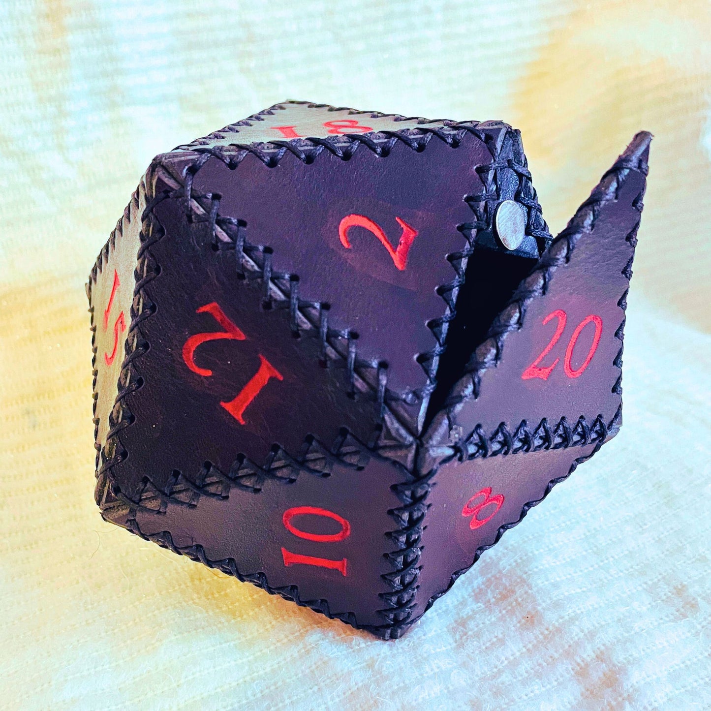 SteamVoyage - porta dadi a forma di dado D20 in cuoio nero con numeri rossi - accessorio artigianale gioco da tavolo