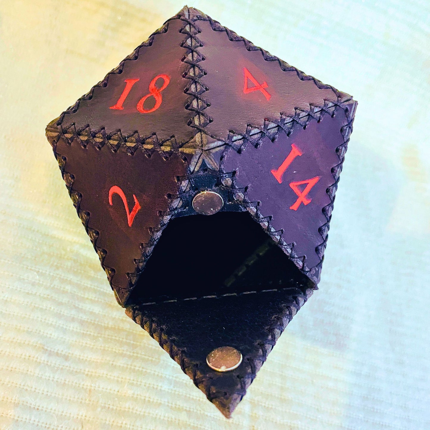 SteamVoyage - porta dadi a forma di dado D20 in cuoio nero con numeri rossi - accessorio artigianale gioco da tavolo