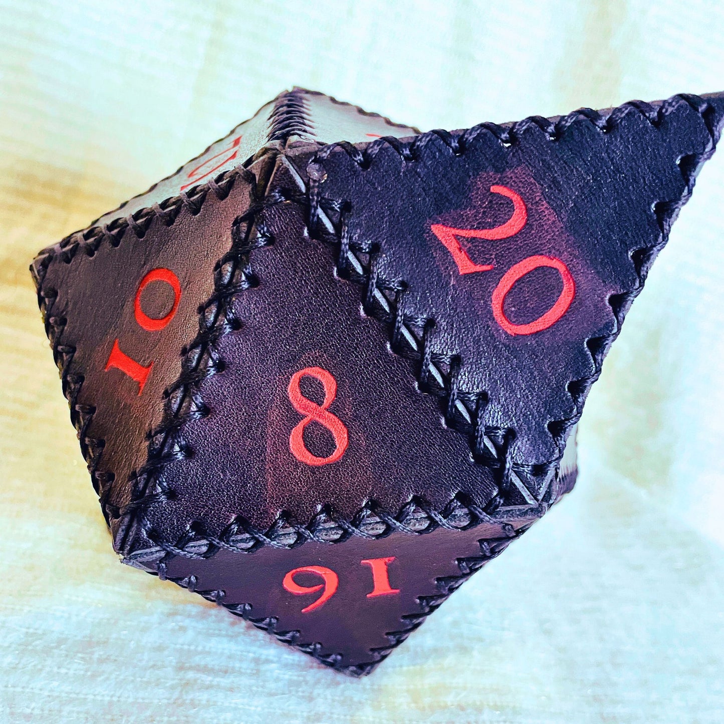SteamVoyage - porta dadi a forma di dado D20 in cuoio nero con numeri rossi - accessorio artigianale gioco da tavolo