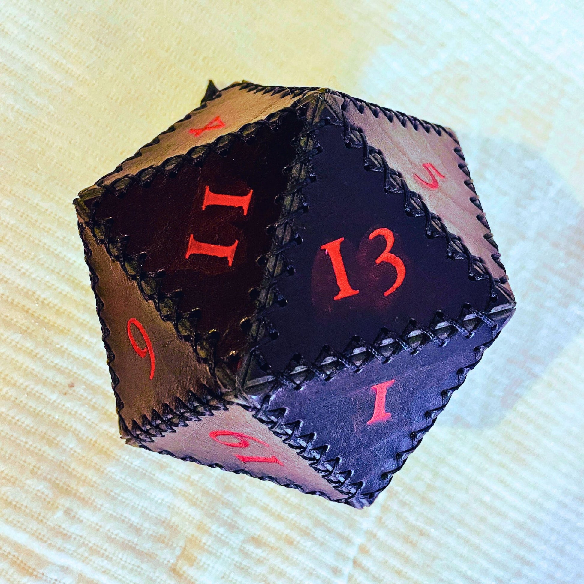 SteamVoyage - porta dadi a forma di dado D20 in cuoio nero con numeri rossi - accessorio artigianale gioco da tavolo