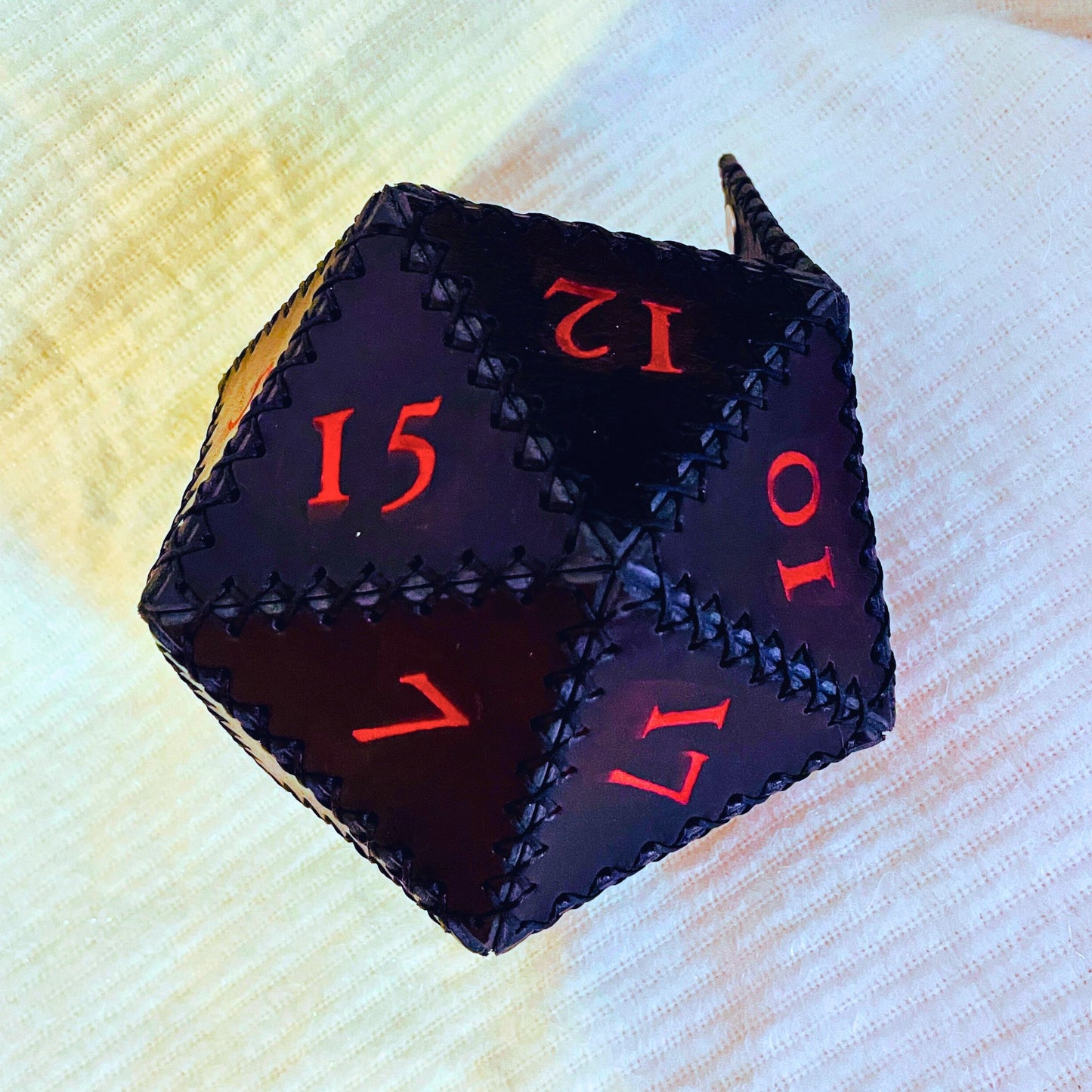 SteamVoyage - porta dadi a forma di dado D20 in cuoio nero con numeri rossi - accessorio artigianale gioco da tavolo