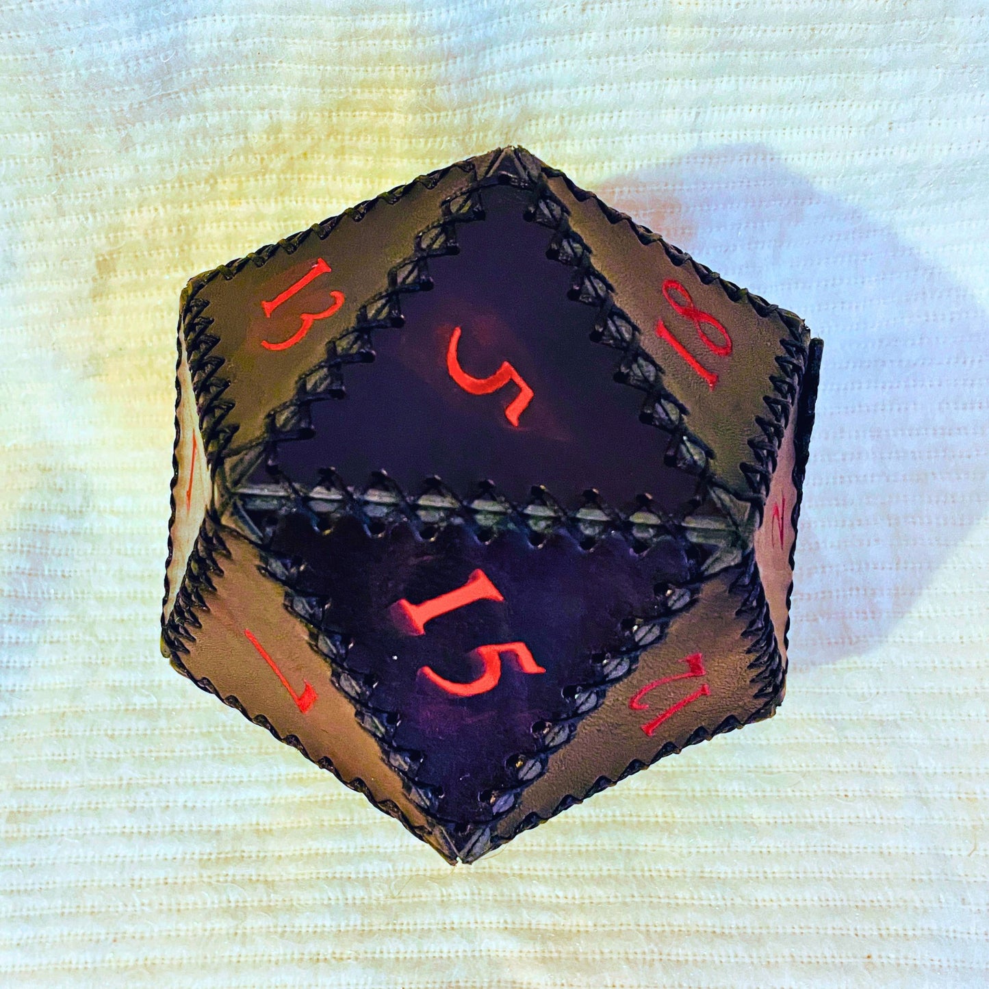 SteamVoyage - porta dadi a forma di dado D20 in cuoio nero con numeri rossi - accessorio artigianale gioco da tavolo