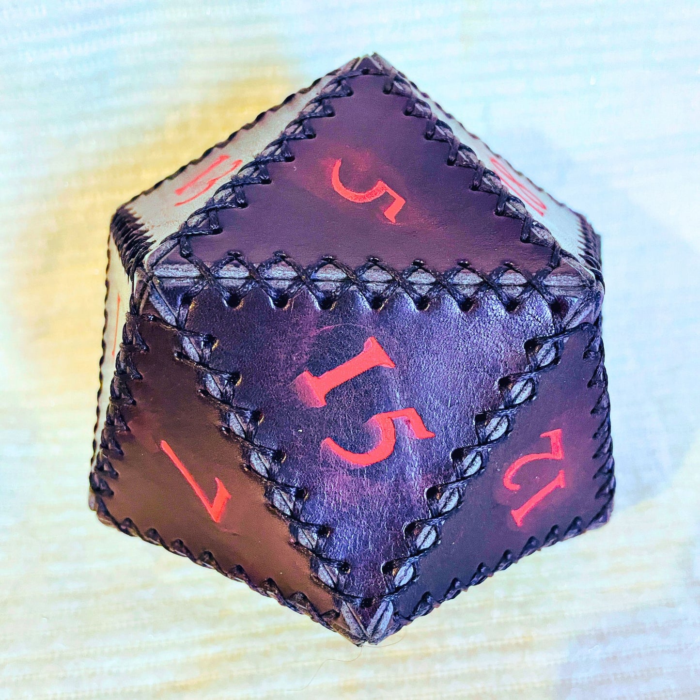 SteamVoyage - porta dadi a forma di dado D20 in cuoio nero con numeri rossi - accessorio artigianale gioco da tavolo