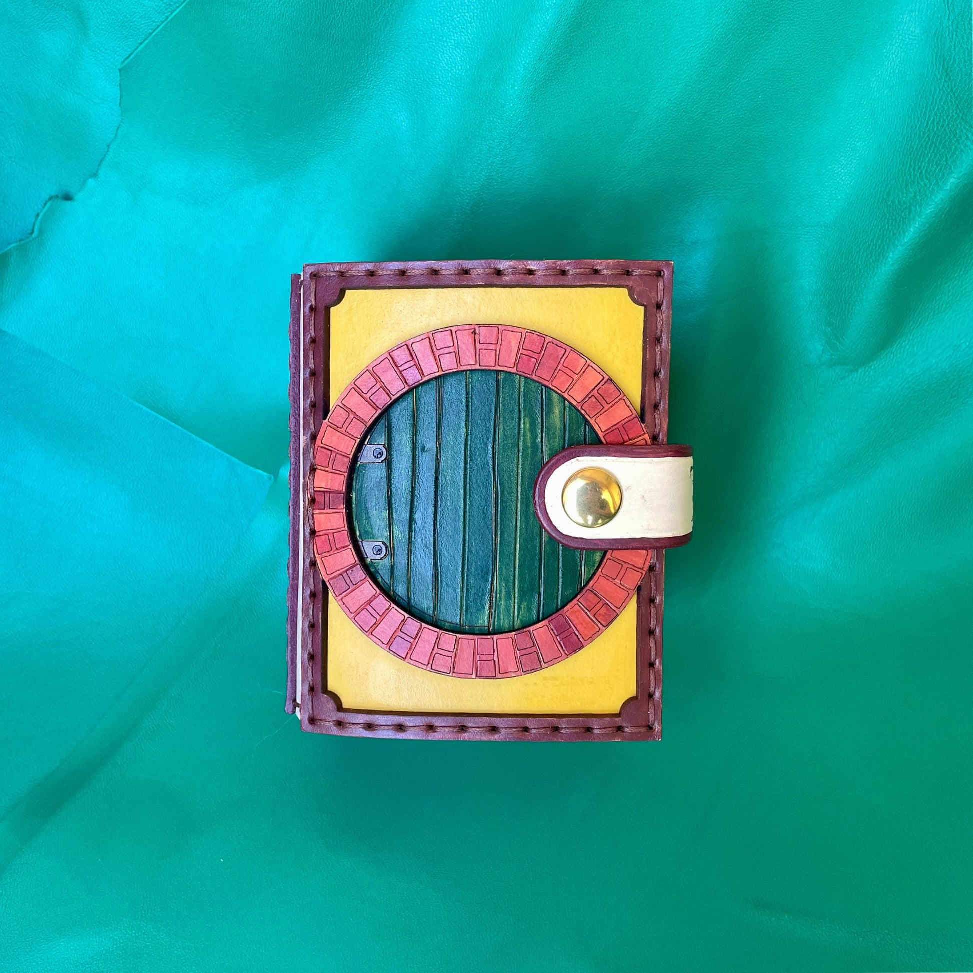SteamVoyage - portamazzo per carte di Magic ispirato all'espansione di Magic the Gathering del Lo Hobbit in cuoio dipinto e cucito a mano per mazzo Commander con singola sleeve