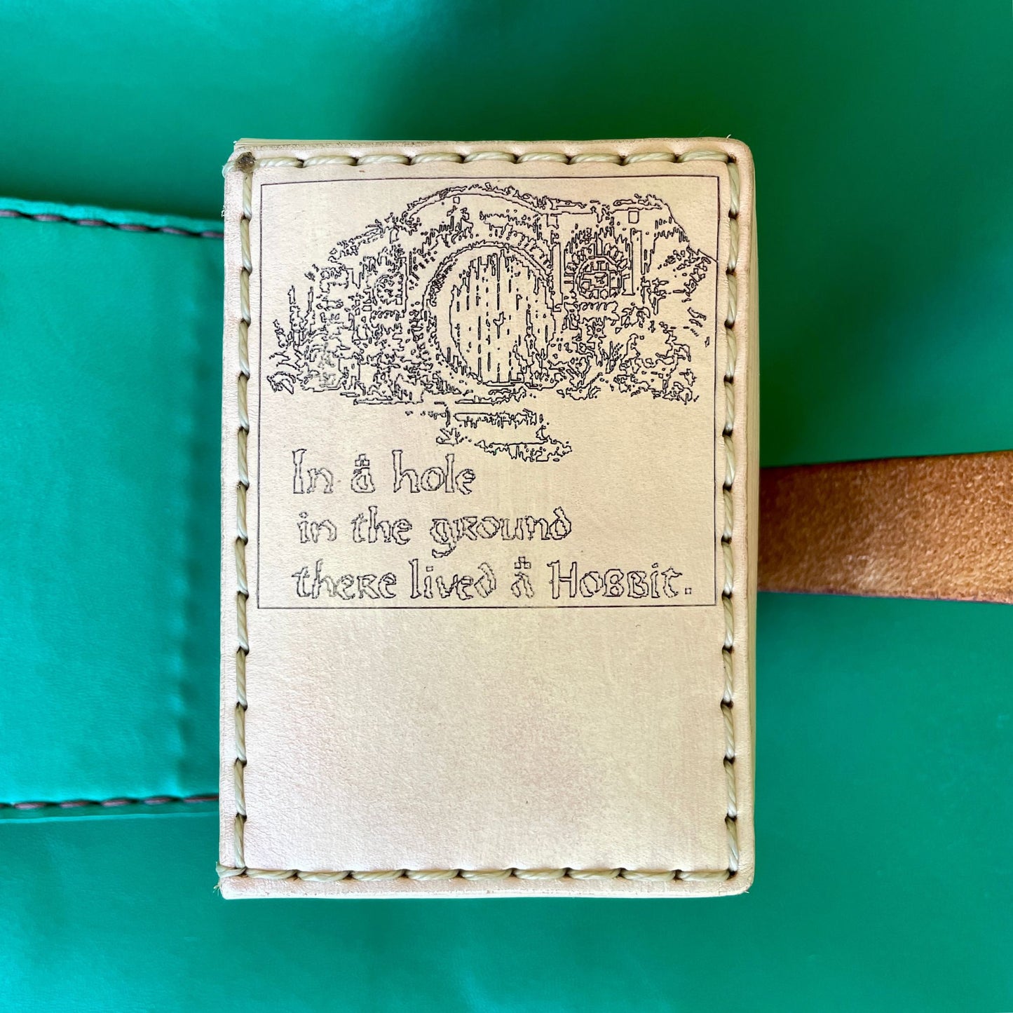 SteamVoyage - portamazzo per carte di Magic ispirato all'espansione di Magic the Gathering del Lo Hobbit in cuoio dipinto e cucito a mano per mazzo Commander con singola sleeve