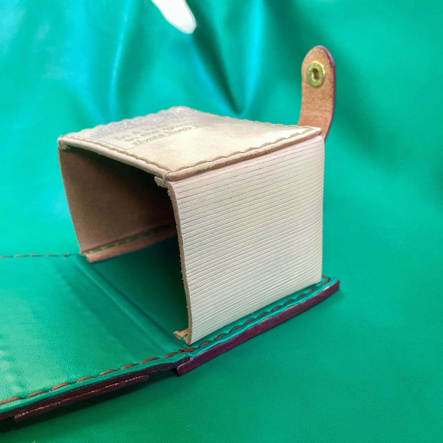 SteamVoyage - portamazzo per carte di Magic ispirato all'espansione di Magic the Gathering del Lo Hobbit in cuoio dipinto e cucito a mano per mazzo Commander con singola sleeve