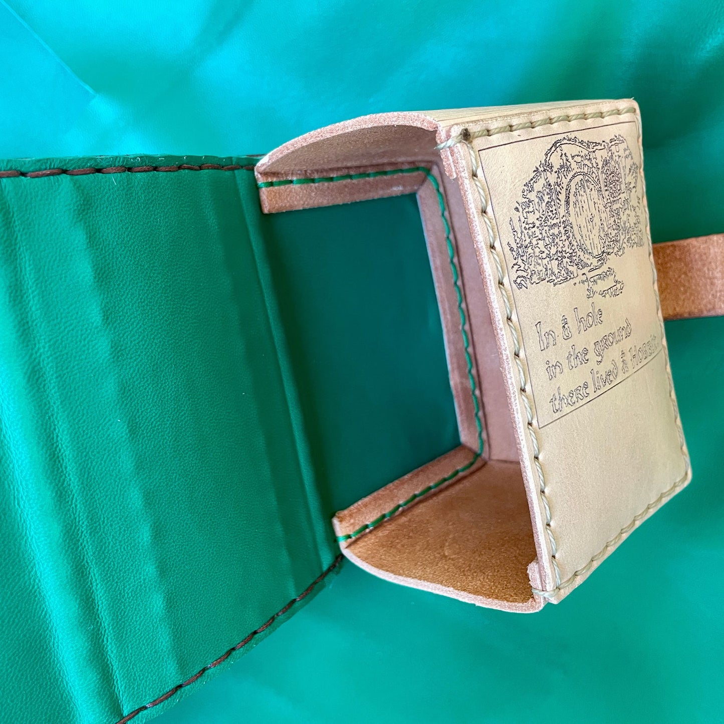 SteamVoyage - portamazzo per carte di Magic ispirato all'espansione di Magic the Gathering del Lo Hobbit in cuoio dipinto e cucito a mano per mazzo Commander con singola sleeve