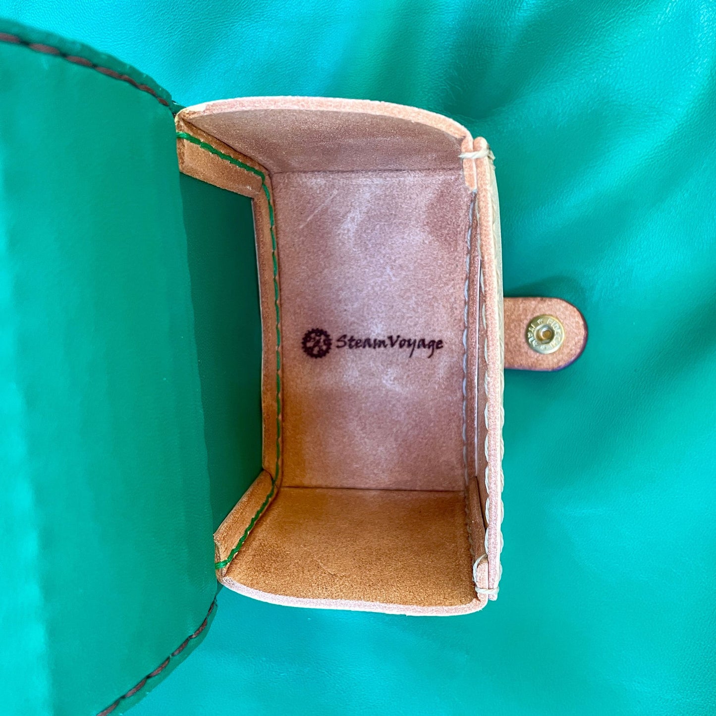 SteamVoyage - portamazzo per carte di Magic ispirato all'espansione di Magic the Gathering del Lo Hobbit in cuoio dipinto e cucito a mano per mazzo Commander con singola sleeve