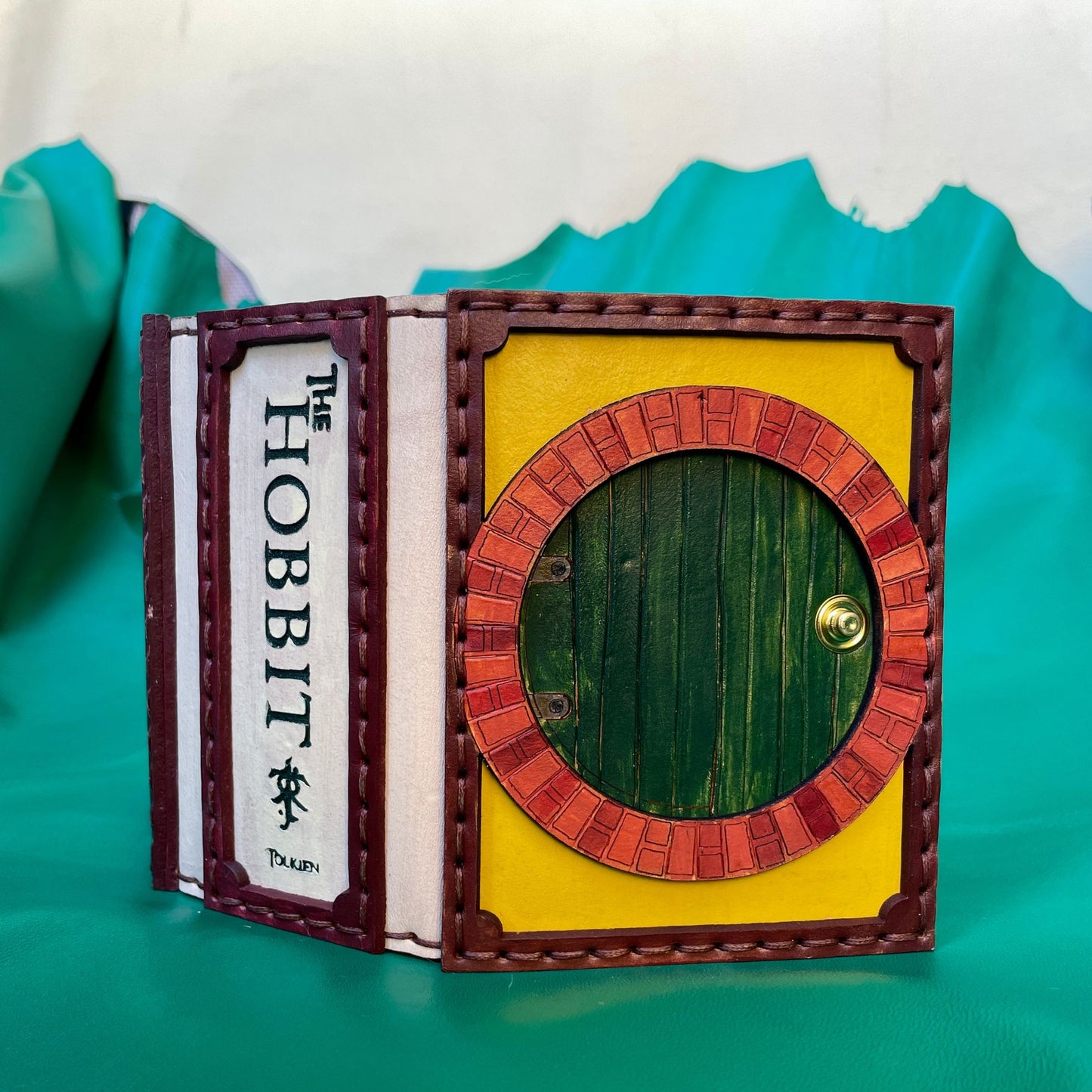 SteamVoyage - portamazzo per carte di Magic ispirato all'espansione di Magic the Gathering del Lo Hobbit in cuoio dipinto e cucito a mano per mazzo Commander con singola sleeve