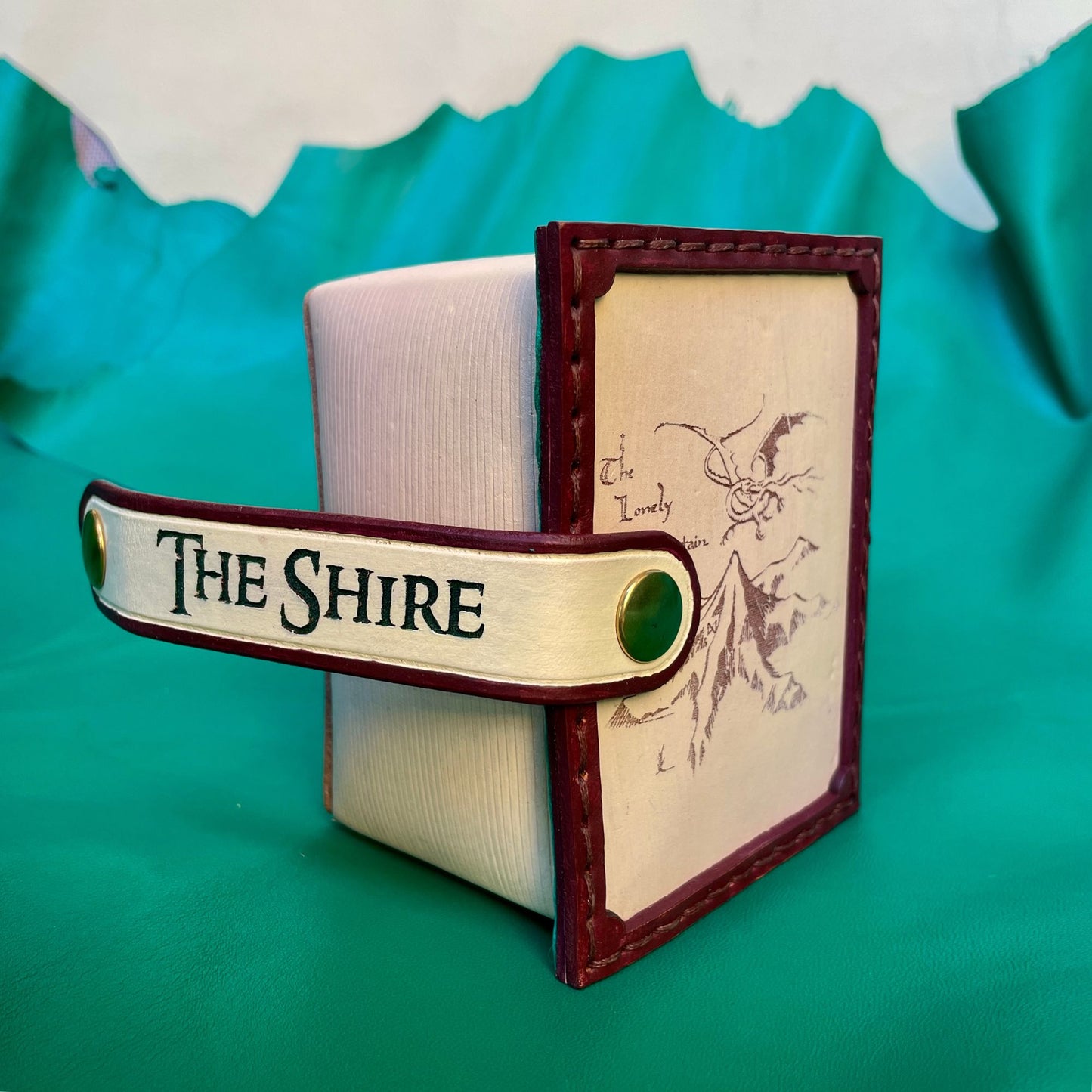 SteamVoyage - portamazzo per carte di Magic ispirato all'espansione di Magic the Gathering del Lo Hobbit in cuoio dipinto e cucito a mano per mazzo Commander con singola sleeve