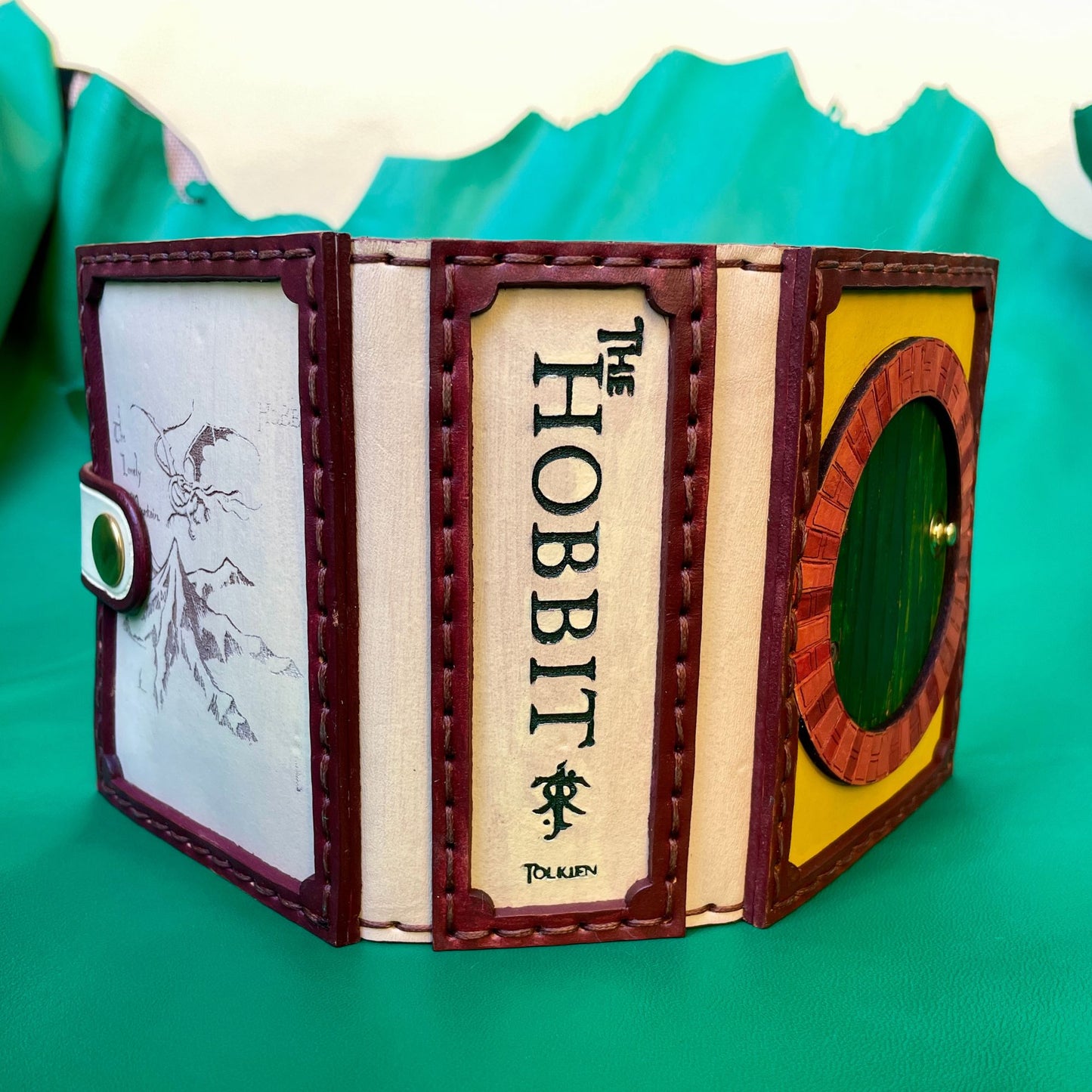 SteamVoyage - portamazzo per carte di Magic ispirato all'espansione di Magic the Gathering del Lo Hobbit in cuoio dipinto e cucito a mano per mazzo Commander con singola sleeve