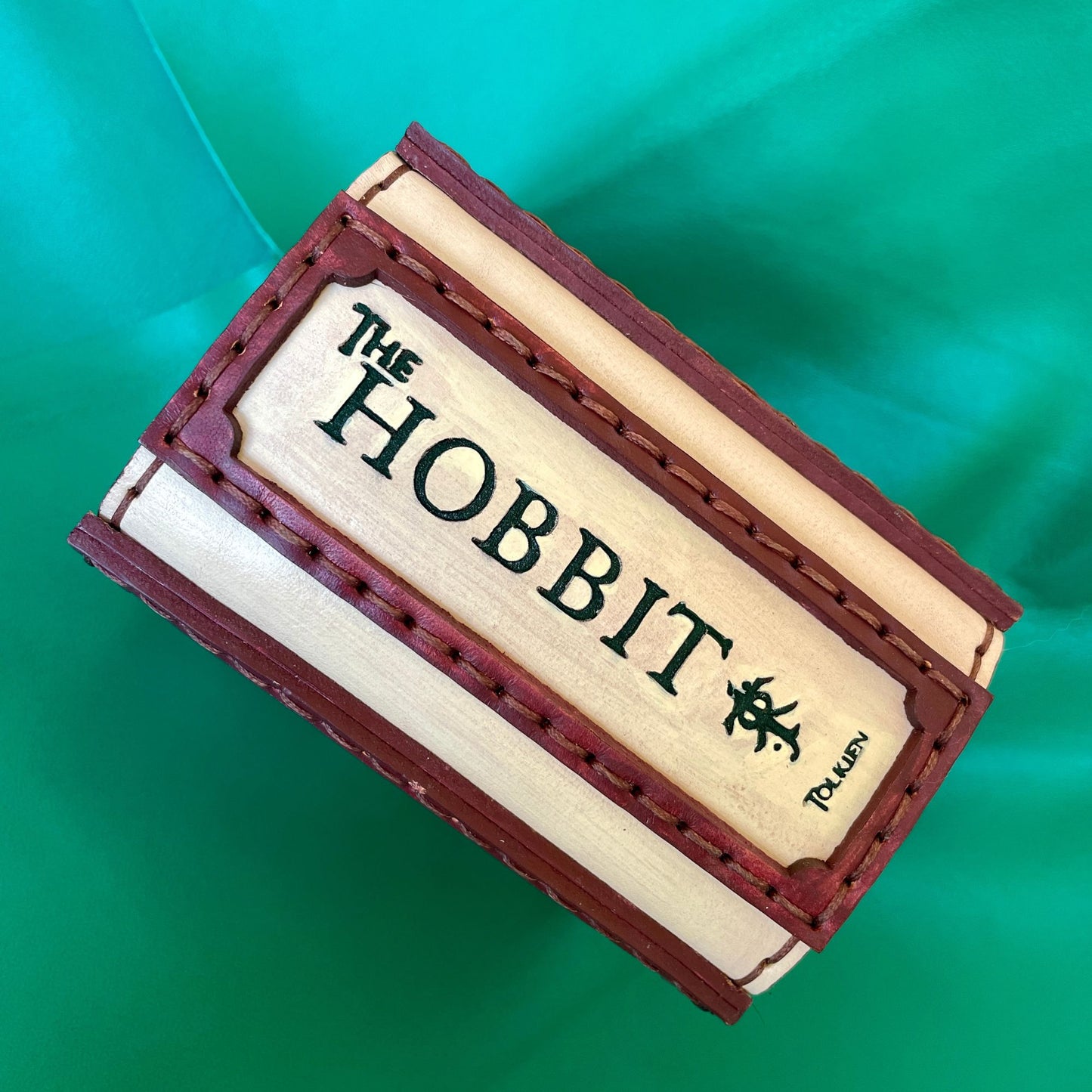 SteamVoyage - portamazzo per carte di Magic ispirato all'espansione di Magic the Gathering del Lo Hobbit in cuoio dipinto e cucito a mano per mazzo Commander con singola sleeve