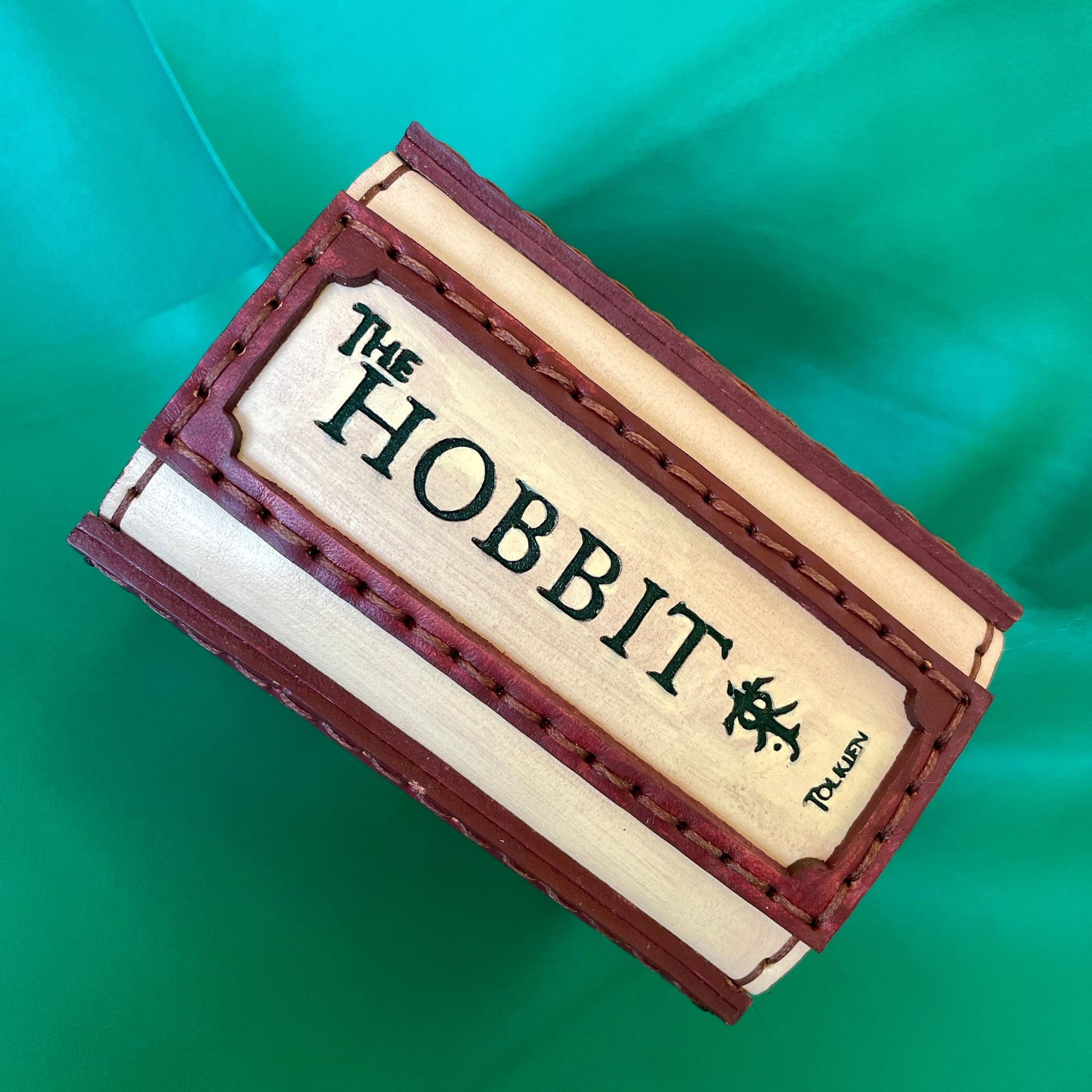 SteamVoyage - portamazzo per carte di Magic ispirato all'espansione di Magic the Gathering del Lo Hobbit in cuoio dipinto e cucito a mano per mazzo Commander con singola sleeve