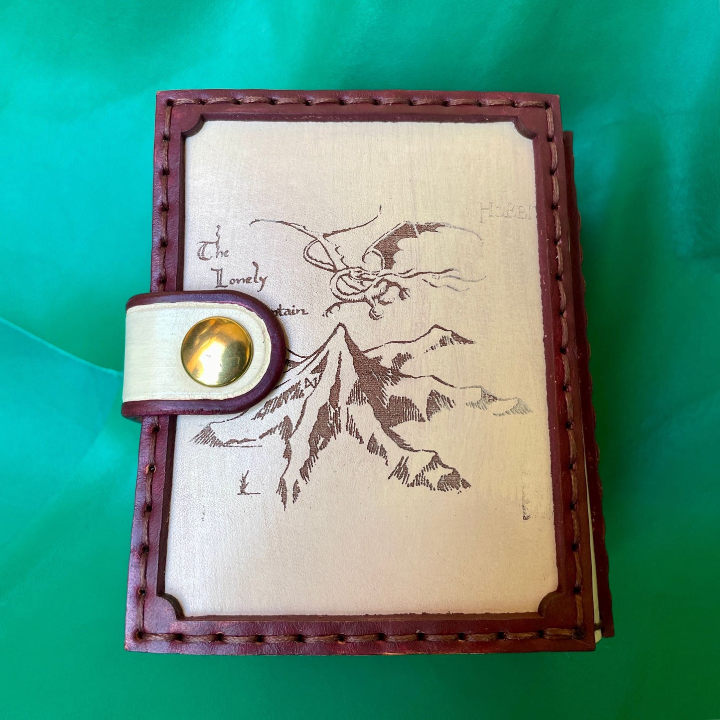SteamVoyage - portamazzo per carte di Magic ispirato all'espansione di Magic the Gathering del Lo Hobbit in cuoio dipinto e cucito a mano per mazzo Commander con singola sleeve
