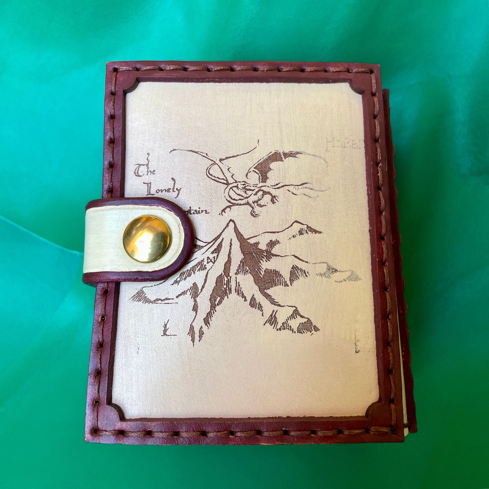SteamVoyage - portamazzo per carte di Magic ispirato all'espansione di Magic the Gathering del Lo Hobbit in cuoio dipinto e cucito a mano per mazzo Commander con singola sleeve