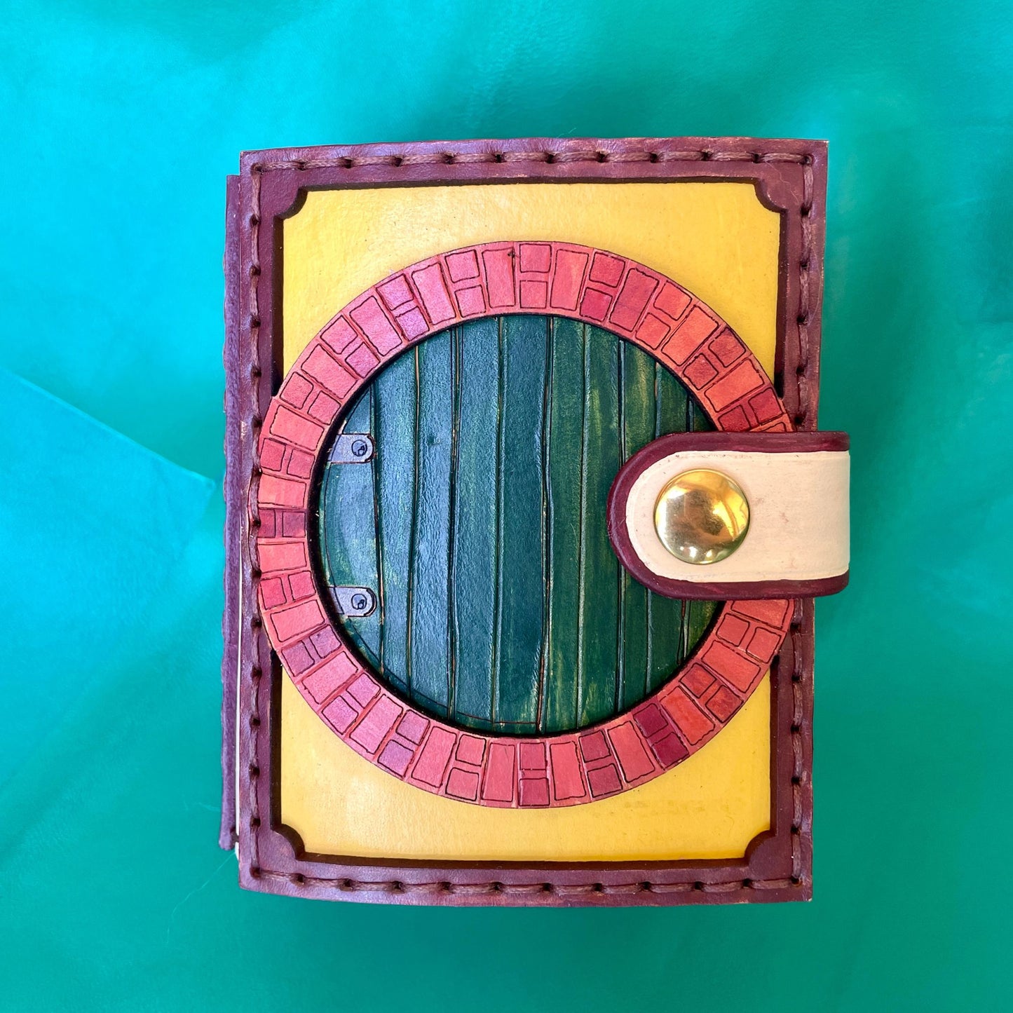 SteamVoyage - portamazzo per carte di Magic ispirato all'espansione di Magic the Gathering del Lo Hobbit in cuoio dipinto e cucito a mano per mazzo Commander con singola sleeve