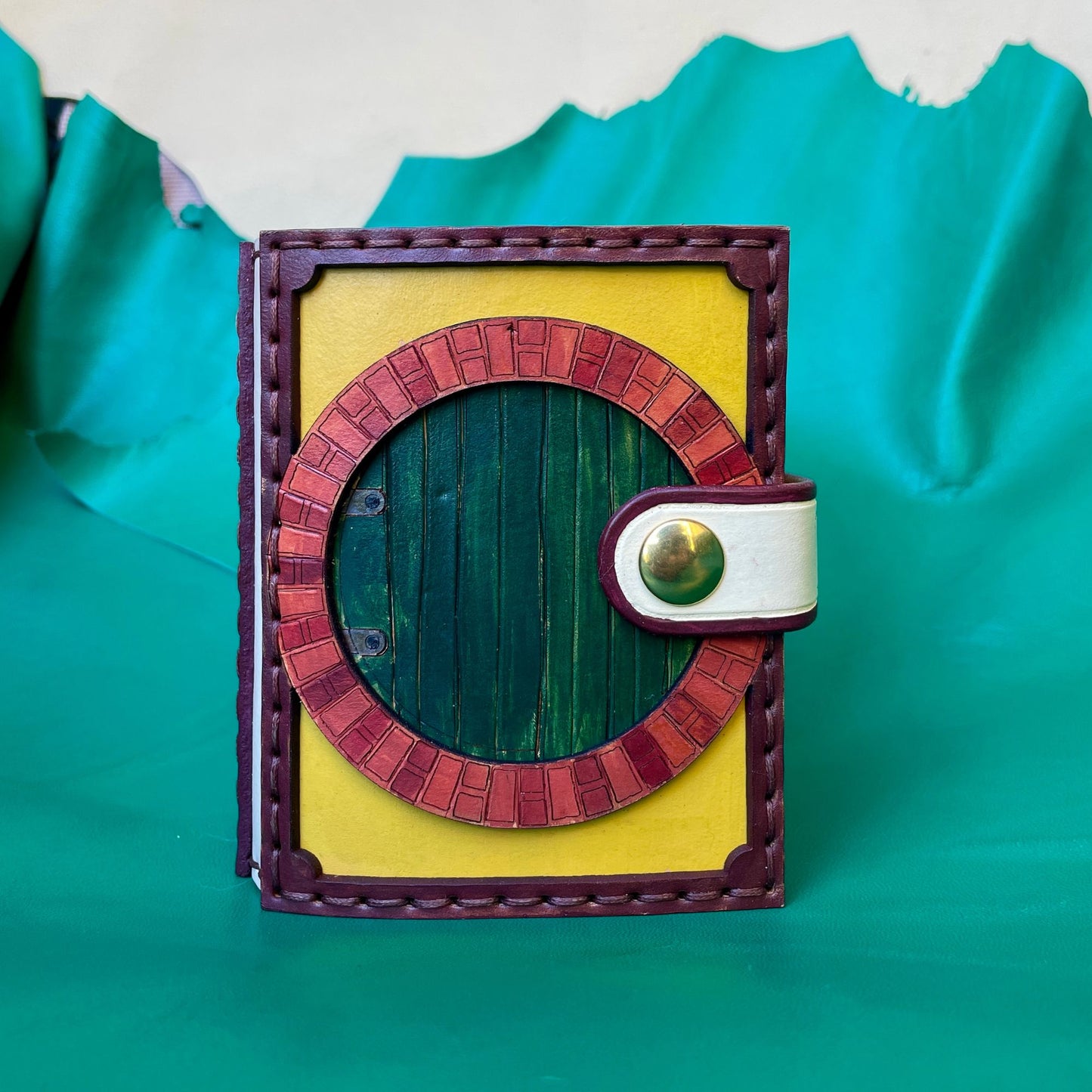 SteamVoyage - portamazzo per carte di Magic ispirato all'espansione di Magic the Gathering del Lo Hobbit in cuoio dipinto e cucito a mano per mazzo Commander con singola sleeve