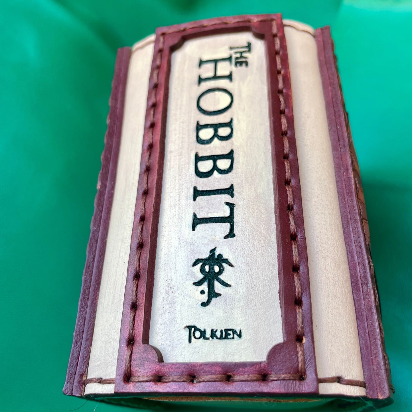 SteamVoyage - portamazzo per carte di Magic ispirato all'espansione di Magic the Gathering del Lo Hobbit in cuoio dipinto e cucito a mano per mazzo Commander con singola sleeve