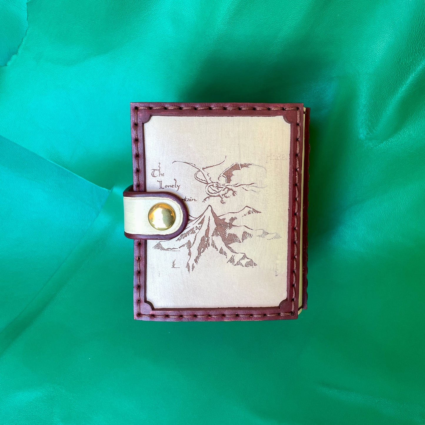 SteamVoyage - portamazzo per carte di Magic ispirato all'espansione di Magic the Gathering del Lo Hobbit in cuoio dipinto e cucito a mano per mazzo Commander con singola sleeve
