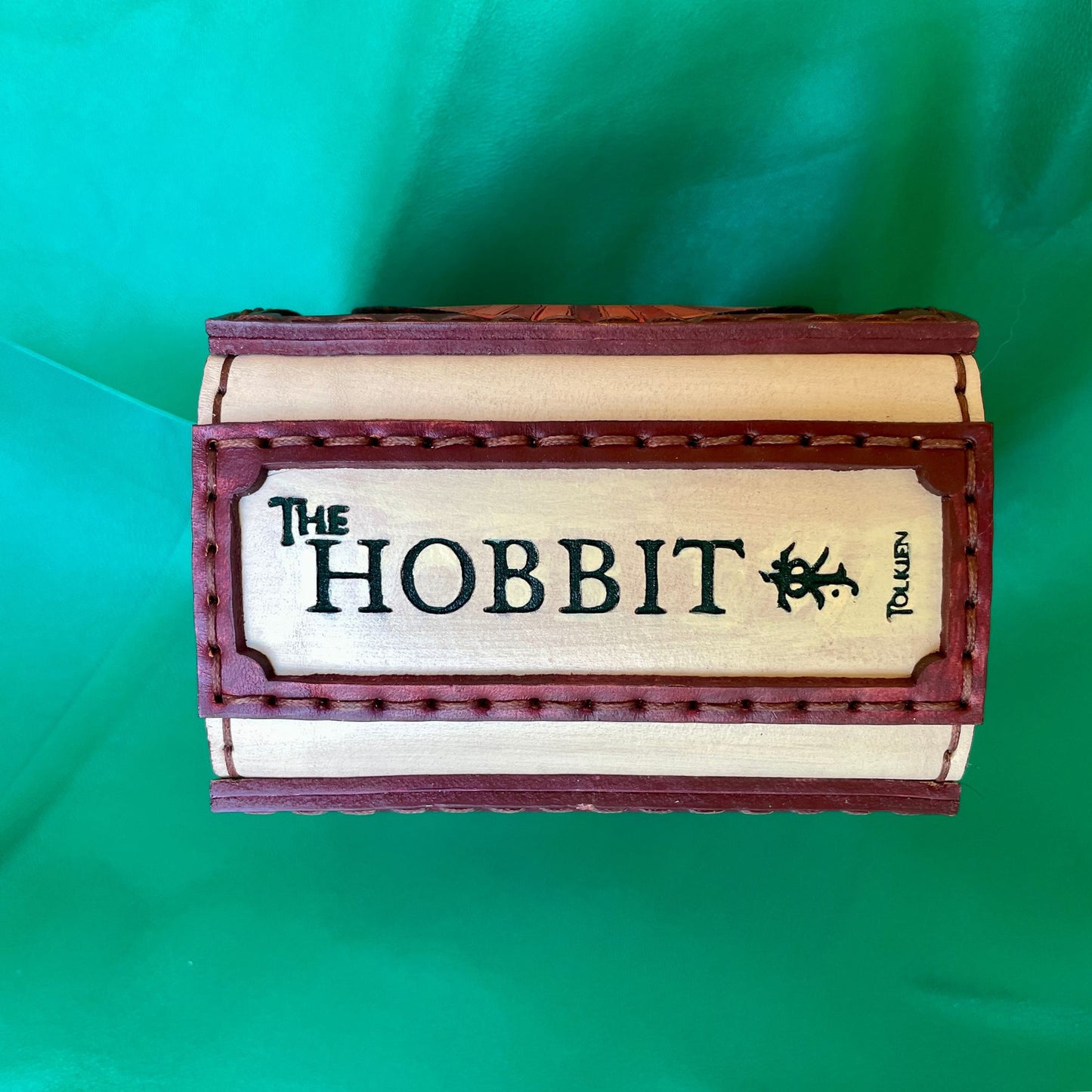 SteamVoyage - portamazzo per carte di Magic ispirato all'espansione di Magic the Gathering del Lo Hobbit in cuoio dipinto e cucito a mano per mazzo Commander con singola sleeve