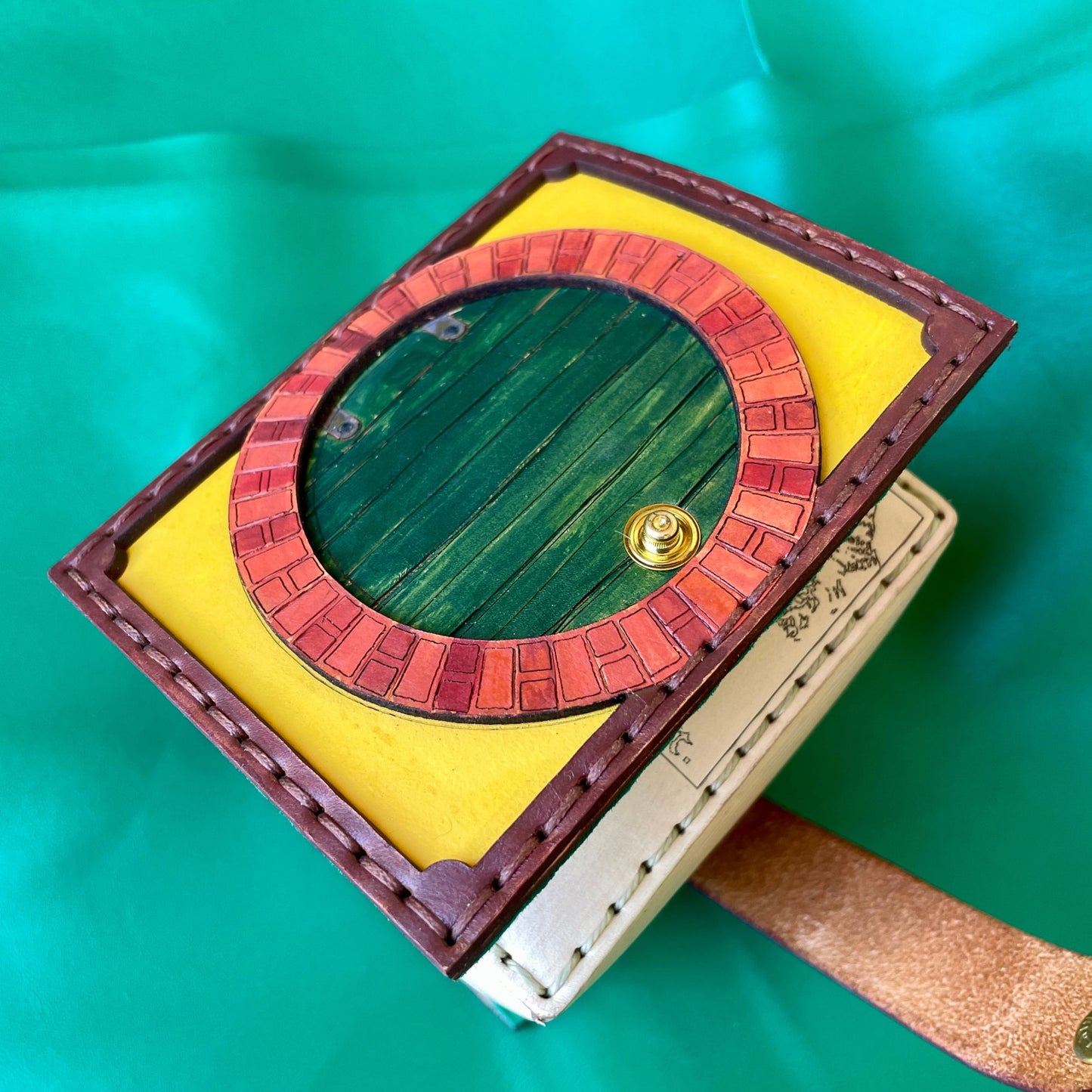 SteamVoyage - portamazzo per carte di Magic ispirato all'espansione di Magic the Gathering del Lo Hobbit in cuoio dipinto e cucito a mano per mazzo Commander con singola sleeve