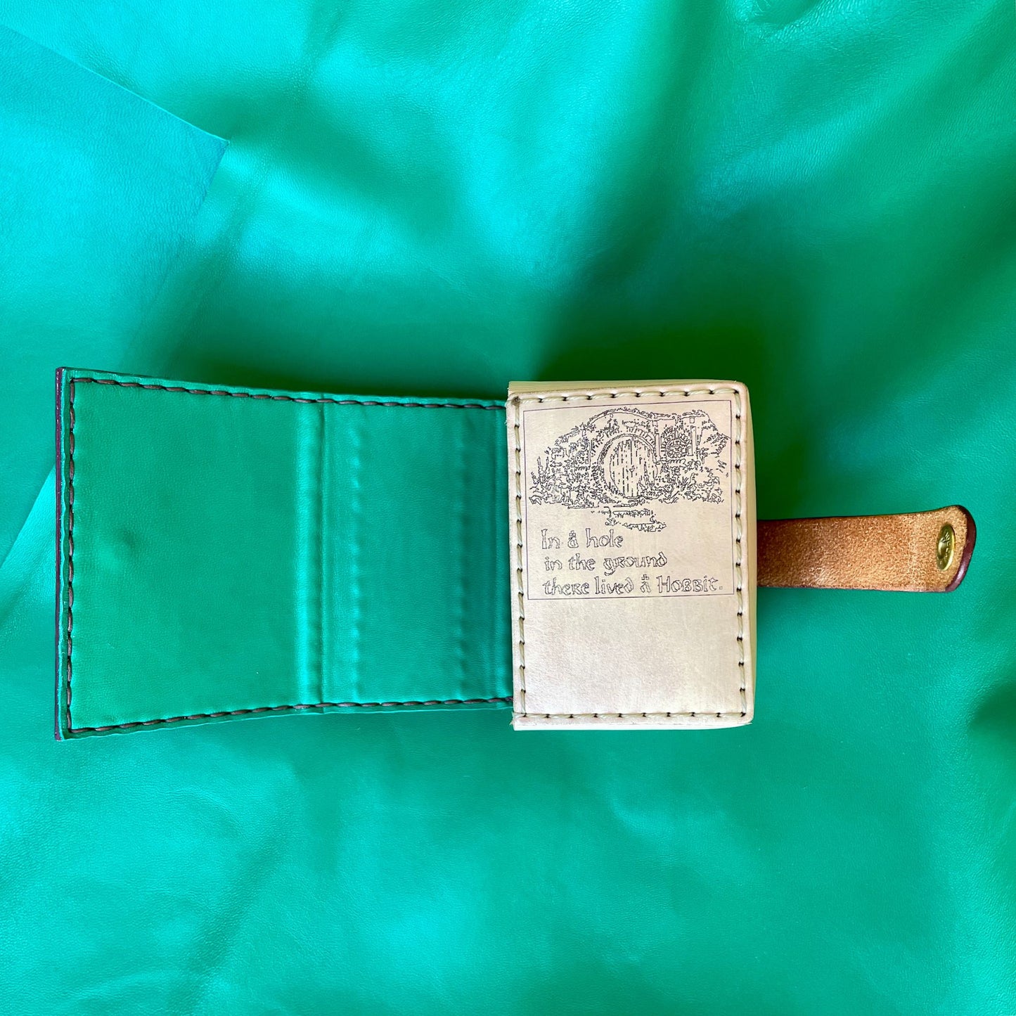 SteamVoyage - portamazzo per carte di Magic ispirato all'espansione di Magic the Gathering del Lo Hobbit in cuoio dipinto e cucito a mano per mazzo Commander con singola sleeve