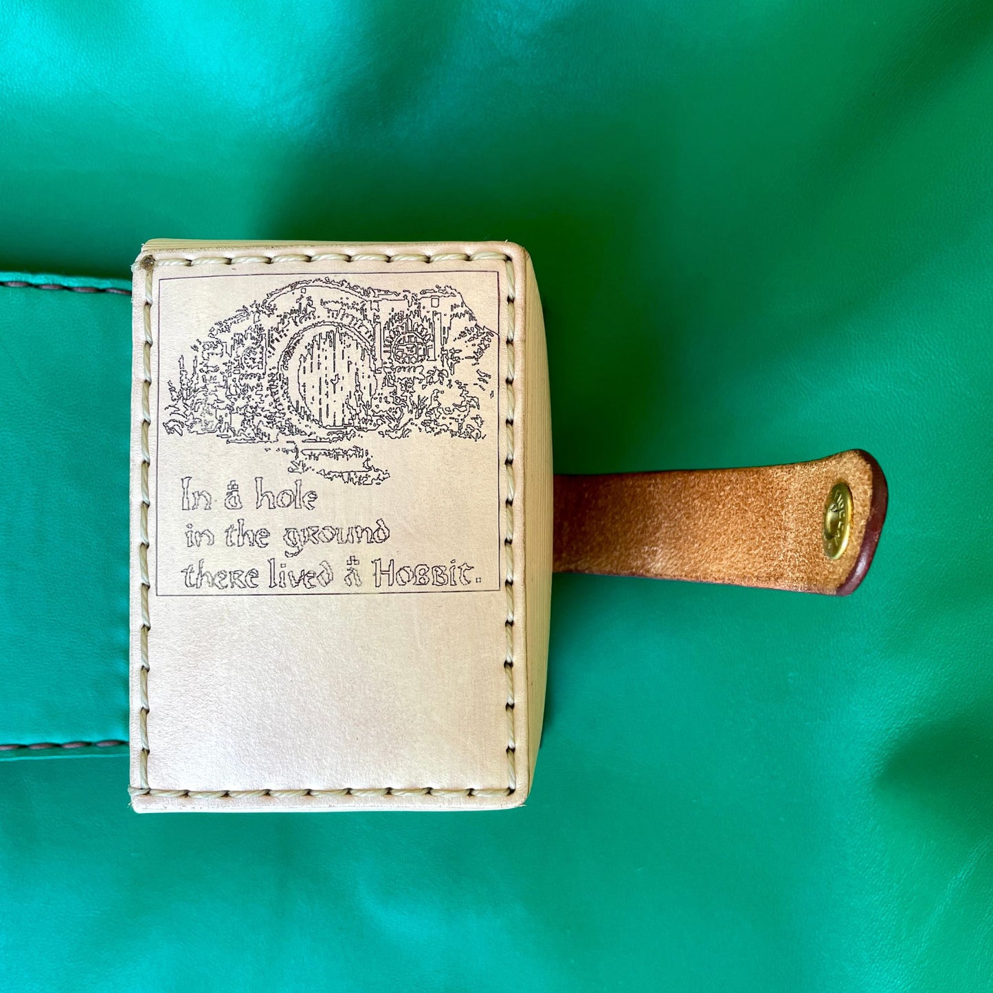 SteamVoyage - portamazzo per carte di Magic ispirato all'espansione di Magic the Gathering del Lo Hobbit in cuoio dipinto e cucito a mano per mazzo Commander con singola sleeve