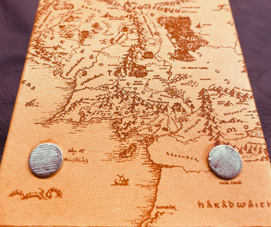 Porta mazzo per Magic in cuoio a tema Signore degli Anelli con scritta in elfico dell'anello e incisione a laser della mappa della Terra di Mezzo