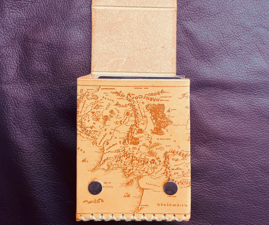 Porta mazzo per Magic in cuoio a tema Signore degli Anelli con scritta in elfico dell'anello e incisione a laser della mappa della Terra di Mezzo