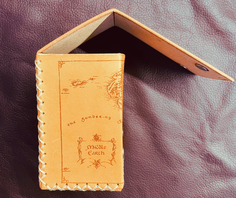 Porta mazzo per Magic in cuoio a tema Signore degli Anelli con scritta in elfico dell'anello e incisione a laser della mappa della Terra di Mezzo