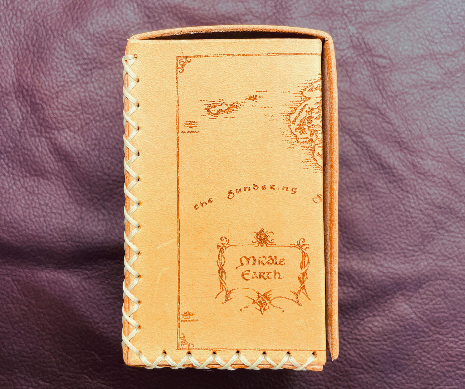 Porta mazzo per Magic in cuoio a tema Signore degli Anelli con scritta in elfico dell'anello e incisione a laser della mappa della Terra di Mezzo