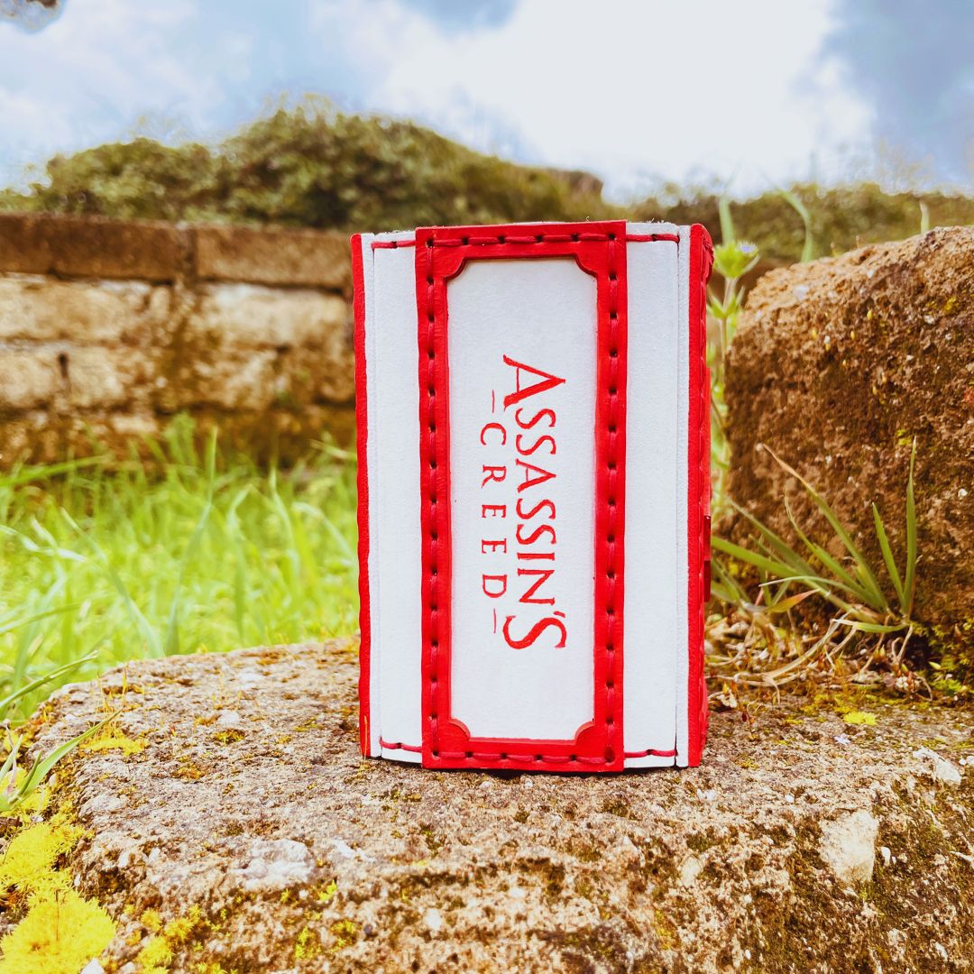portamazzo per mazzo commander di Magic, espansione Assassins Creed - dorso con iscrizione in rosso